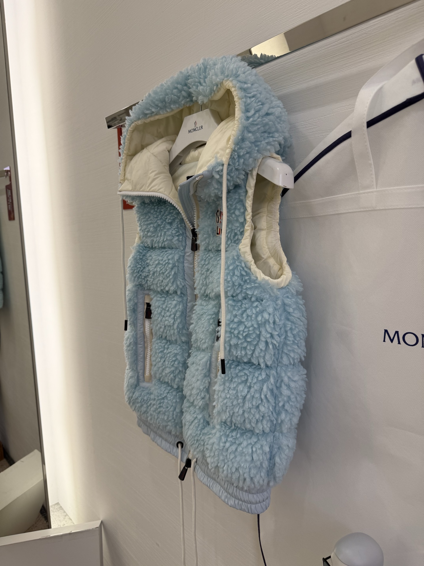 25Moncler蒙口经典Teddy泰迪连帽休闲女士羽绒马甲码数：123颜色：米白 粉色 蓝色 黑色
