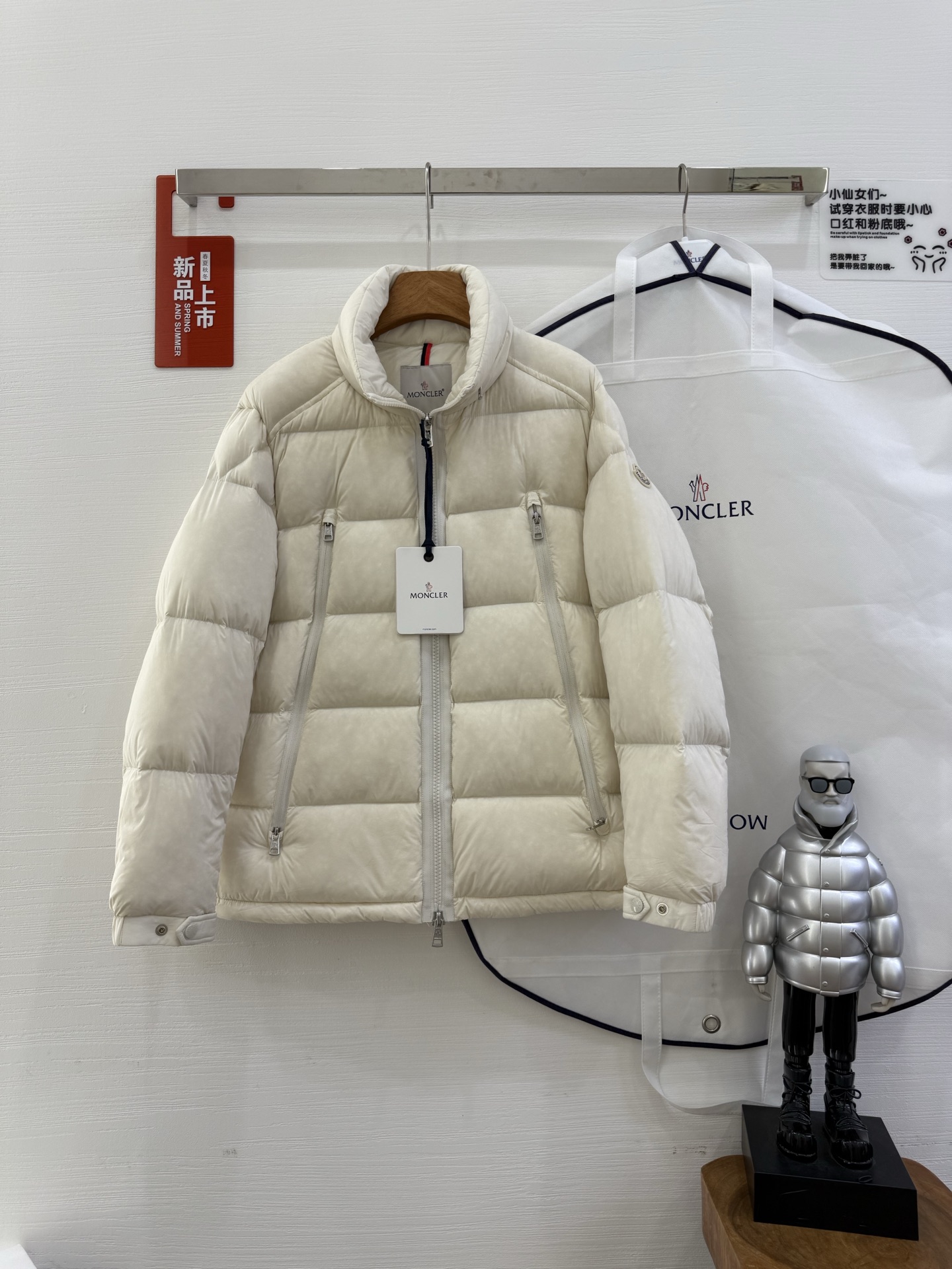 NO:502554,The design of the Moncler Exclusive Stand-Undered Moncler is inspired by the iconic jacket of the 1980s. It was reinterpreted and penetrated into modern and dynamic elements. This top goose-vulture jacket reflects the personality of those who always want to become champions. It is fashionable and trendy and versatile to be used as the top version of warmth during the season, worn or matched with a windproof jacket in the severe winter. The collar invisible zipper hat design, unique temperament and elegant versatile ~ Color black and white Size 48-50-52-54-56,,Moncler, jackets & coats, jackets & coats,hats,alexander wang19860909配防尘袋白色实拍～ 蒙口Moncler 独家实拍立领的设计灵感来自于Moncler 80年代的标志性外套.它得以重新演绎,渗入了现代和动感的元素.这款顶级鹅绒服,体现了那些总想成为冠军者的个性, 时尚潮流百搭休闲以在季中作为御寒保暖顶级版本,穿着或者在严冬与防风夹克搭配. 领子隐形拉链帽子设计、独特气质优雅百搭～ 颜色黑色 白色 尺码48-50-52-54-56,,Moncler,jackets & coats,jackets & coats,hats,alexander wang,Women's clothing