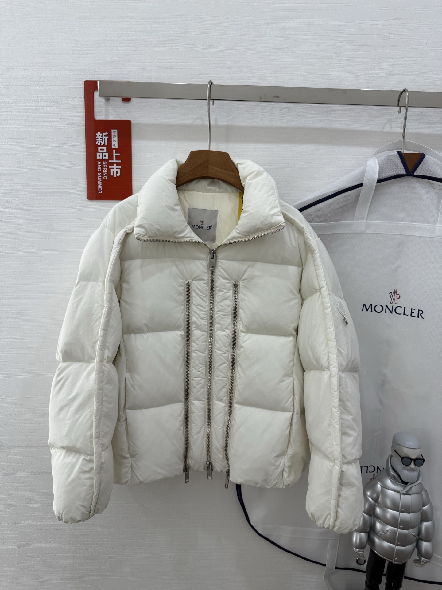 NO:549078,With dust bag, the same down jacket as Lu Yuxiao, Moncler x Willow Smith, the new model of the new model, three zippers unique design, a piece with a strong sense of design, this year's big hit color, black and white Size 0123,,Moncler, down jacket, alexander wang19860909配防尘袋 蒙口2025新款卢昱晓同款羽绒服,Moncler x Willow Smith 新款联名,三条拉链独特设计, 设计感很强的一件,今年的大爆款 颜色黑色白色 尺码0123,,Moncler,down jacket,alexander wang,Women's clothing