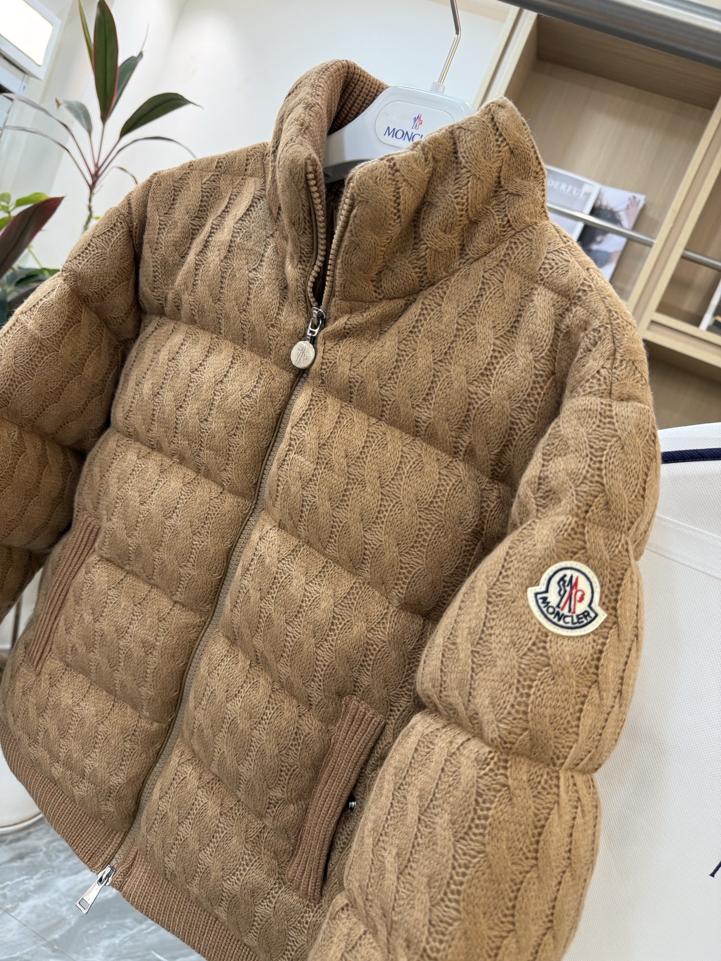 Moncler Cardigan夹层羊毛棉质绞花针织混纺拼接羽绒开衫.柜台“C位”爆款.