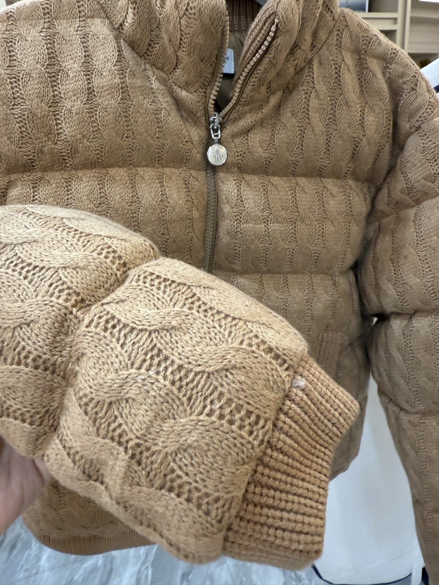 Moncler Cardigan夹层羊毛棉质绞花针织混纺拼接羽绒开衫.柜台“C位”爆款.