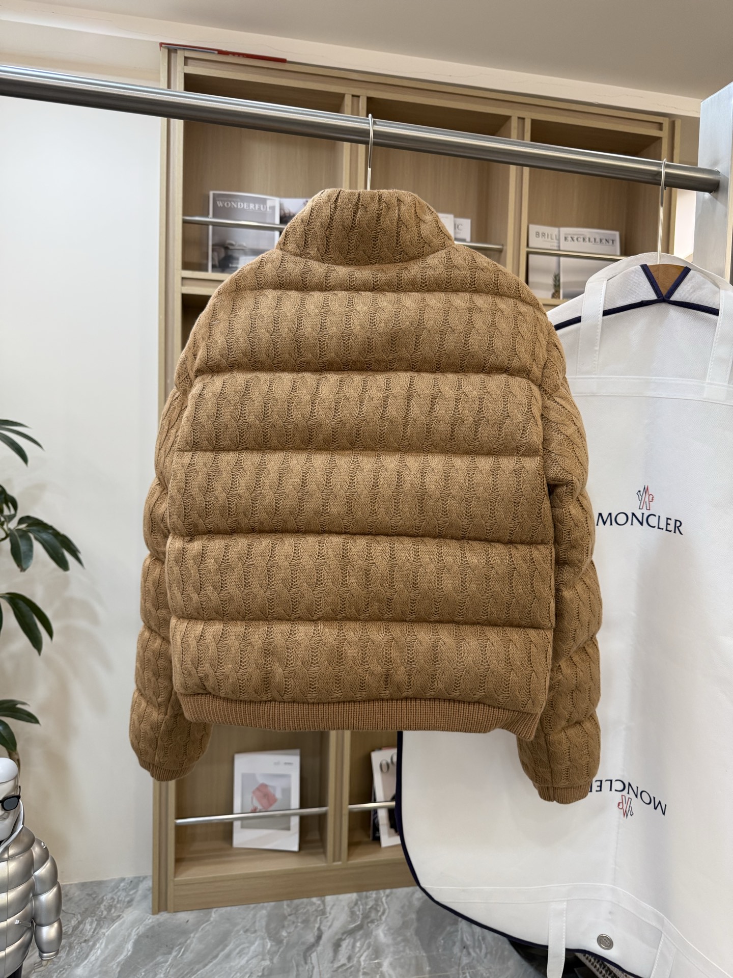 Moncler Cardigan夹层羊毛棉质绞花针织混纺拼接羽绒开衫.柜台“C位”爆款.