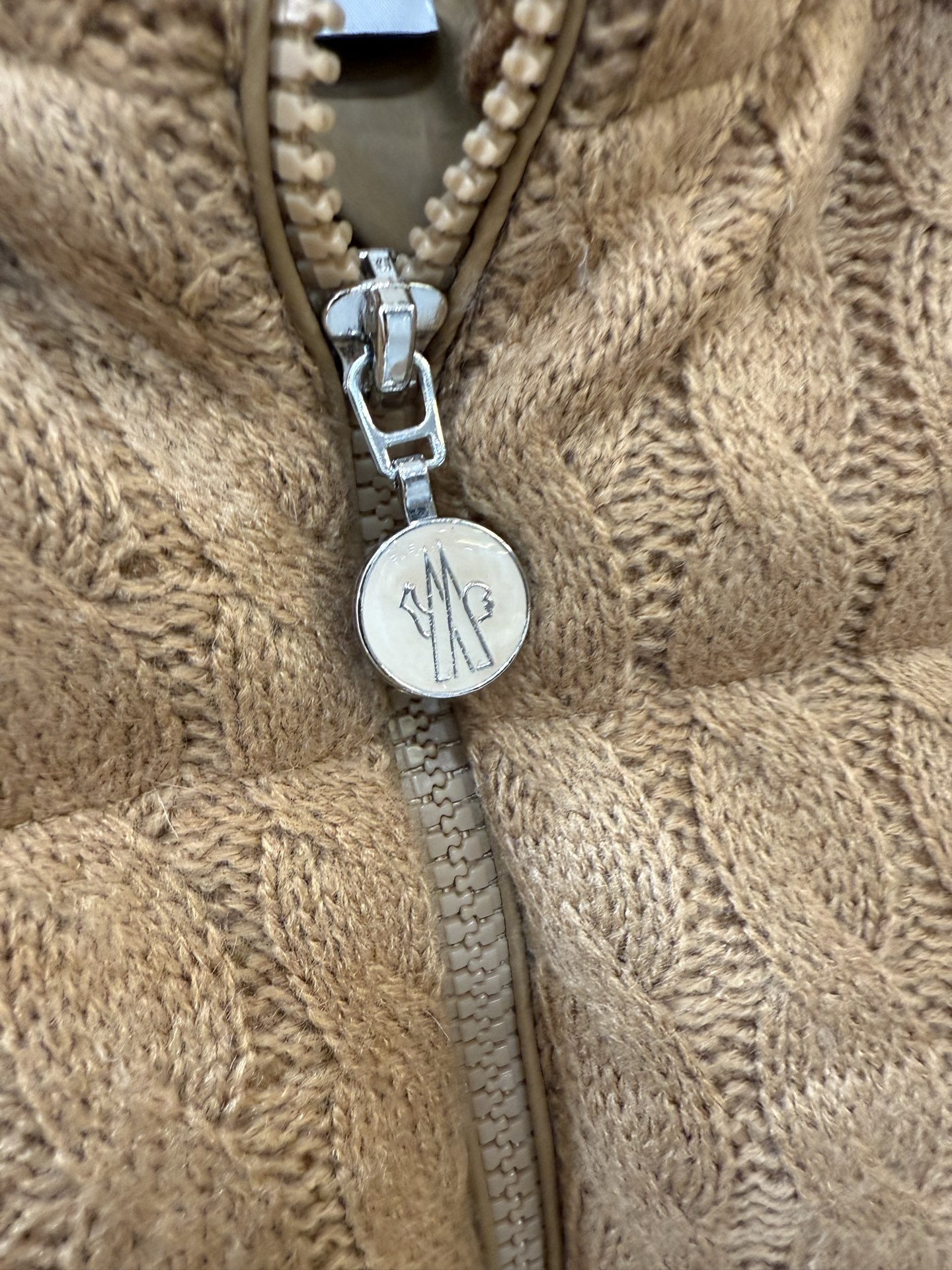 Moncler Cardigan夹层羊毛棉质绞花针织混纺拼接羽绒开衫.柜台“C位”爆款.