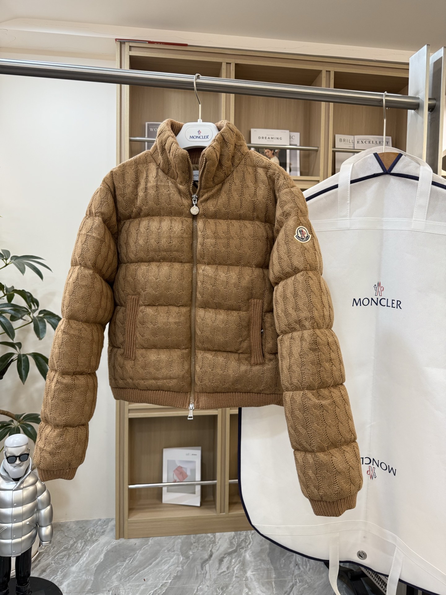 NO:549977,With dust bag Moncler Cardigan mezzanine wool cotton crimp knitted blended down cardigan. The counter 'C position' hit., down jacket, alexander wang19860909配防尘袋Moncler Cardigan夹层羊毛棉质绞花针织混纺拼接羽绒开衫.柜台“C位”爆款.,,down jacket,alexander wang,Women's clothing