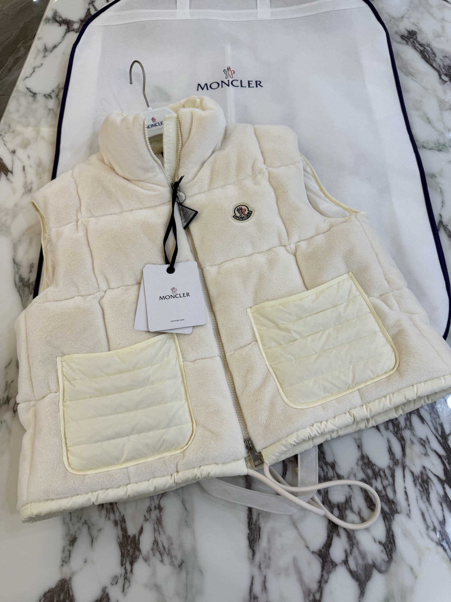 NO:549899,With dust bag, hot vests are shipped in full order!  Added color scheme, silhouetted down vest autumn and winter series, stand collar design, windproof and warm, embroidered logo badge embellishment, simple and high-end, 90 white goose down filling, full filling, light and warm and comfortable, short style, elongation ratio, upper body look slim and versatile, custom hardware accessories, rabbit fur vest, size sml, color white, khaki,, Moncler, down jacket, alexander wang19860909配防尘袋 爆款马甲翻单出货！新增配色 蒙口丝绒羽绒马甲秋冬系列 立领设计挡风保暖 刺绣logo徽章点缀 简约又高级 90白鹅绒填充 充绒量足 轻盈保暖舒适 短款版型 拉长比例 上身显瘦又百搭 定制五金配件齐全 款号兔毛马甲 尺码sml 颜色白色 卡其色,,Moncler,down jacket,alexander wang,Women's clothing