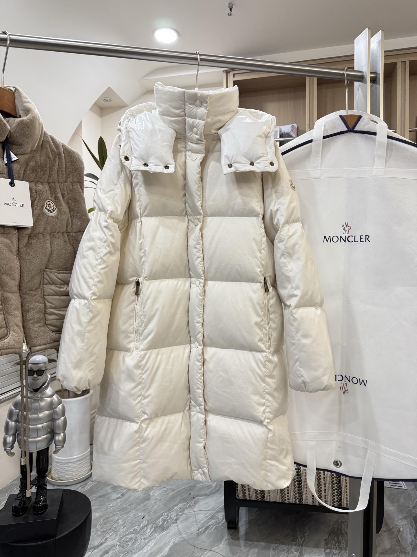 NO:560901,Comes with dust bag 25Moncler Litte white and black hooded long down jacket for women Litte down jacket features protective fabric and exquisite texture. Long design, made of functional nylon fabric with silky feel. This warm piece combines performance design and elegant aesthetics, ideal for city life or outdoor activities. Size 0123 Color black white,,Moncler,jackets & coats,jackets & coats,down  jacket,hats,alexander wang19860909配防尘袋 25Moncler盟可睐 Litte白巧黑巧连帽长款羽绒服女款夹克外套 Litte羽绒夹克具有保护性面料与精美质地.长款设计,采用功能性尼龙面料制成,手感丝滑.此保暖单品融合性能设计与优雅美学,是城市生活或户外活动的理想搭档. 尺码0123 颜色黑色 白色,,Moncler,jackets & coats,jackets & coats,down jacket,hats,alexander wang,Women's clothing