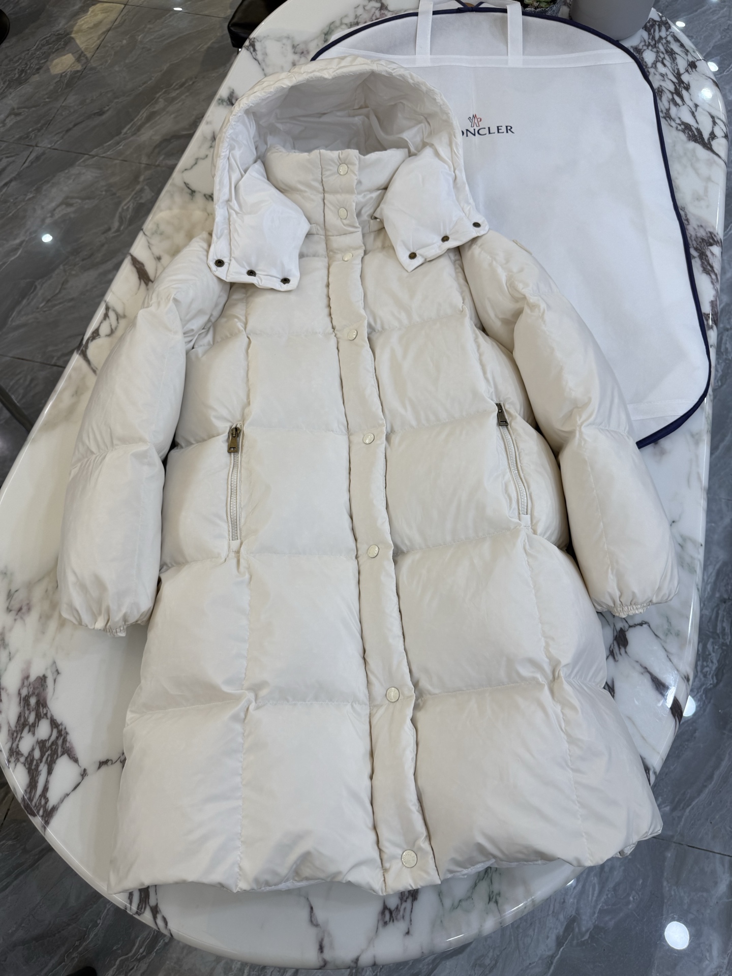 NO:549999,With dust bag 25Moncler Litte white, black, hooded, long down jacket for women's jacket Litte down jacket has protective fabric and exquisite texture. The long design is made of functional nylon fabric and has a silky feel. This warm item combines performance design and elegant aesthetics, making it an ideal partner for urban life or outdoor activities. Size 0123 Color black white, Moncler, jackets & coats, jackets & coats, down jacket, hats, alexander wang19860909配防尘袋 25Moncler盟可睐 Litte白巧黑巧连帽长款羽绒服女款夹克外套 Litte羽绒夹克具有保护性面料与精美质地.长款设计,采用功能性尼龙面料制成,手感丝滑.此保暖单品融合性能设计与优雅美学,是城市生活或户外活动的理想搭档. 尺码0123 颜色黑色 白色,,Moncler,jackets & coats,jackets & coats,down jacket,hats,alexander wang,Women's clothing