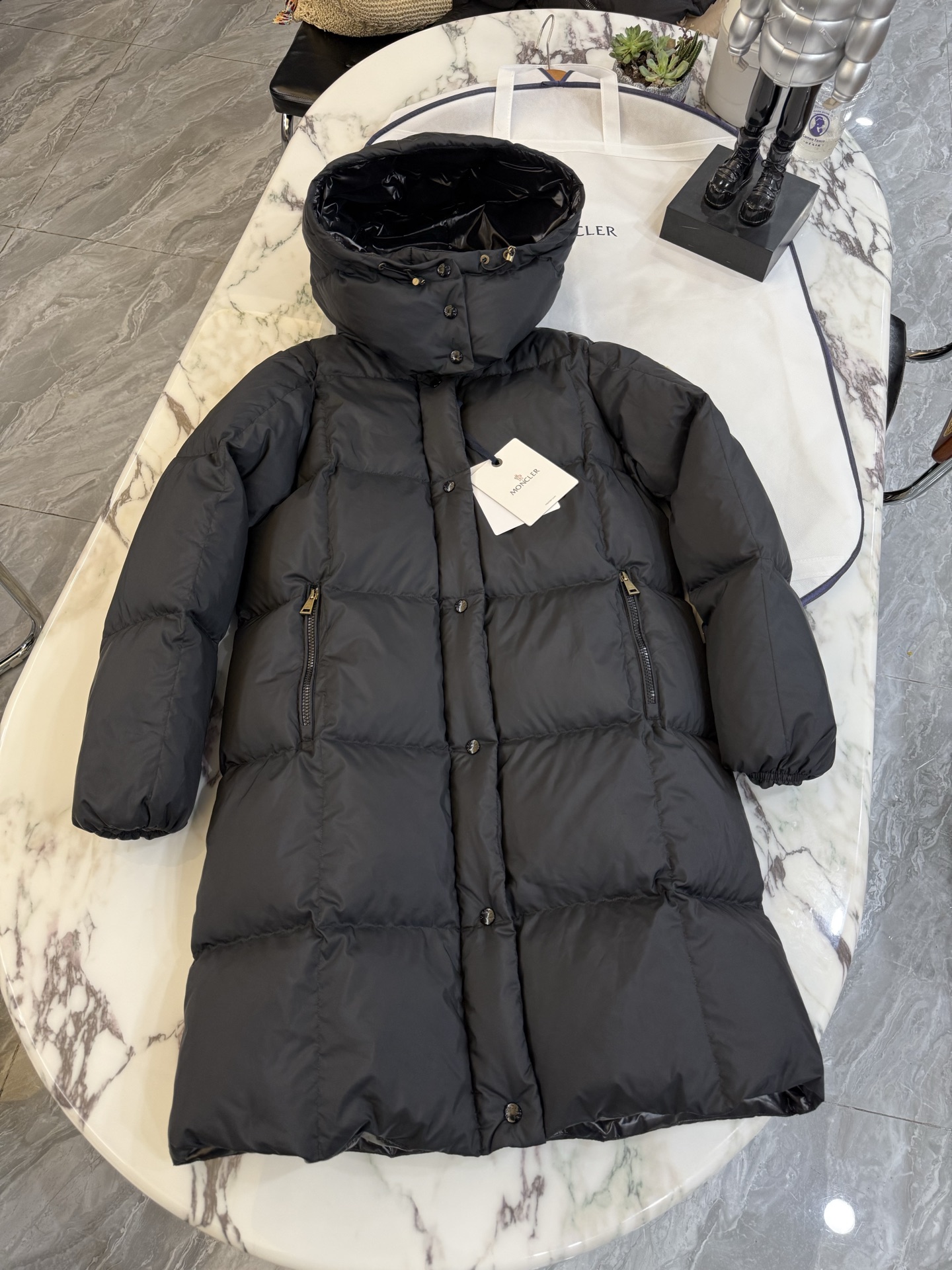 NO:549991,With dust bag 25Moncler Litte white, black, hooded, long down jacket for women's jacket Litte down jacket has protective fabric and exquisite texture. The long design is made of functional nylon fabric and has a silky feel. This warm item combines performance design and elegant aesthetics, making it an ideal partner for urban life or outdoor activities. Size 0123 Color black white, Moncler, jackets & coats, jackets & coats, down jacket, hats, alexander wang19860909配防尘袋 25Moncler盟可睐 Litte白巧黑巧连帽长款羽绒服女款夹克外套 Litte羽绒夹克具有保护性面料与精美质地.长款设计,采用功能性尼龙面料制成,手感丝滑.此保暖单品融合性能设计与优雅美学,是城市生活或户外活动的理想搭档. 尺码0123 颜色黑色 白色,,Moncler,jackets & coats,jackets & coats,down jacket,hats,alexander wang,Women's clothing