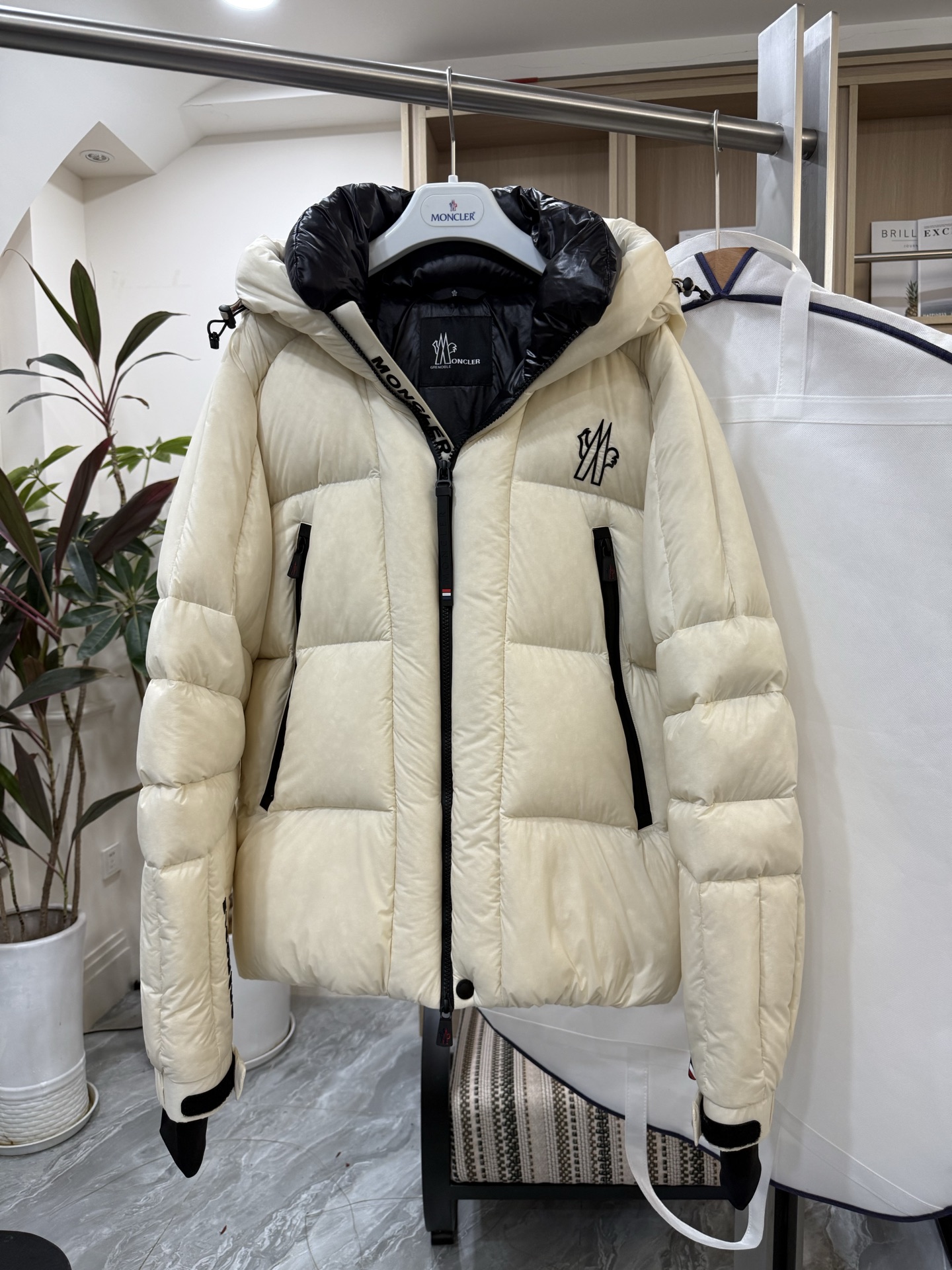 NO:549987,With dust bag Top version Counter synchronization Mo＊cⅠer Autumn and winter down jacket Top version 90 down filling 500 grams Mask hooded down jacket Mid-length bread jacket down, counter quality First-class craftsmanship Original hardware Original washing mark Impeccable details Color black white Size 12345 Mask new ski jacket down jacket, original product purchased overseas to develop customization, original consistent snowproof fabric, 90 white goose down velvet filling inside, bread style is more cold-proof, walking quilt ~ easy to create various shapes, high-version, Moncler, down jacket, hats, alexander wang19860909配防尘袋 顶级版 专柜同步  Mo＊cⅠer 秋冬款羽绒服 顶级版本 90绒充绒量500克 蒙口连帽羽绒服中长款面包服羽绒,专柜品质 一流的工艺 原厂五金 原版洗水标 细节无可挑剔 颜色黑色 白色 尺码12345 蒙口新款滑雪服羽绒服,海外购入原版开发定制,原版一致防风雪面料,内里90白鹅绒填充,面包版型更御寒,行走的小被子～轻松打造各种造型,高版本,,Moncler,down jacket,hats,alexander wang,Women's clothing