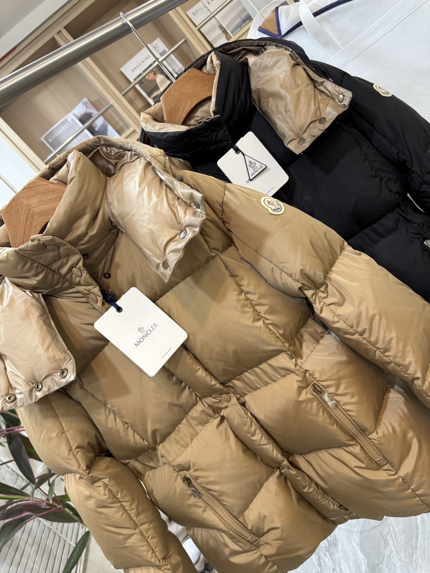 Agneux方形绗缝连帽短款羽绒夹克外套Agneux羽绒夹克融合保护性面料与精美纹理。短款版型，采用功能