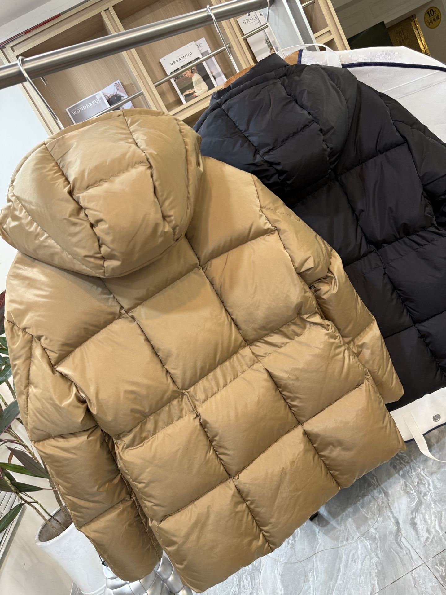 Agneux方形绗缝连帽短款羽绒夹克外套Agneux羽绒夹克融合保护性面料与精美纹理。短款版型，采用功能