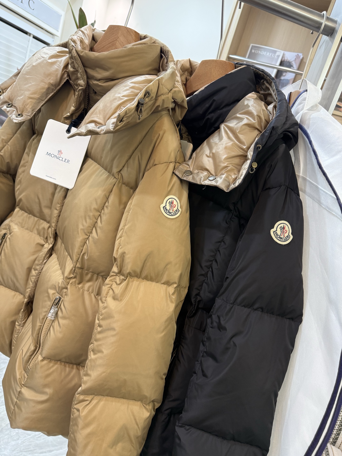 Agneux方形绗缝连帽短款羽绒夹克外套Agneux羽绒夹克融合保护性面料与精美纹理。短款版型，采用功能