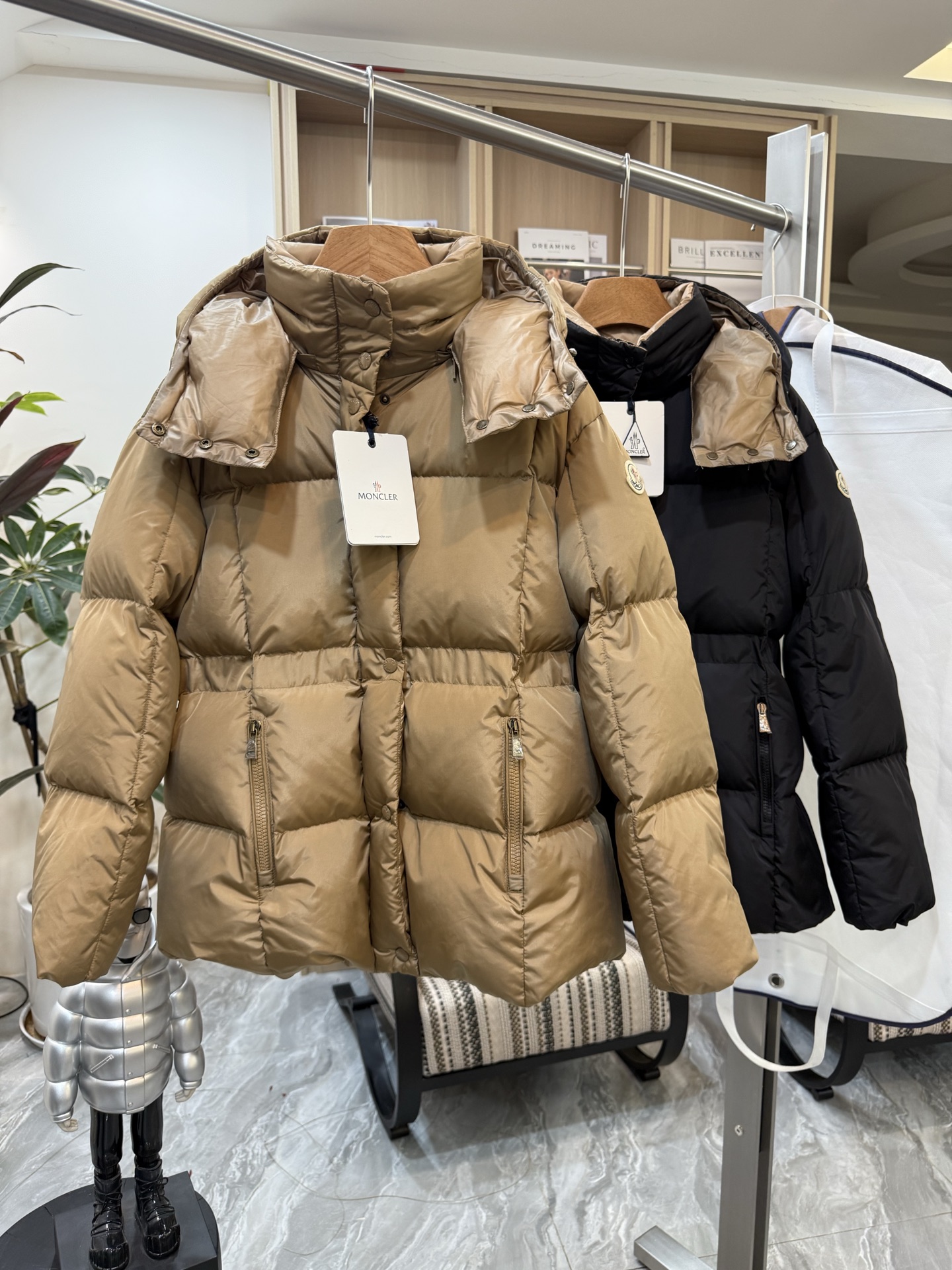 Agneux方形绗缝连帽短款羽绒夹克外套Agneux羽绒夹克融合保护性面料与精美纹理。短款版型，采用功能