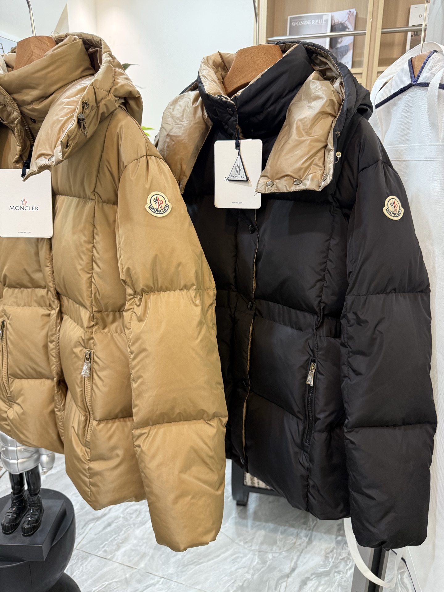 Agneux方形绗缝连帽短款羽绒夹克外套Agneux羽绒夹克融合保护性面料与精美纹理。短款版型，采用功能