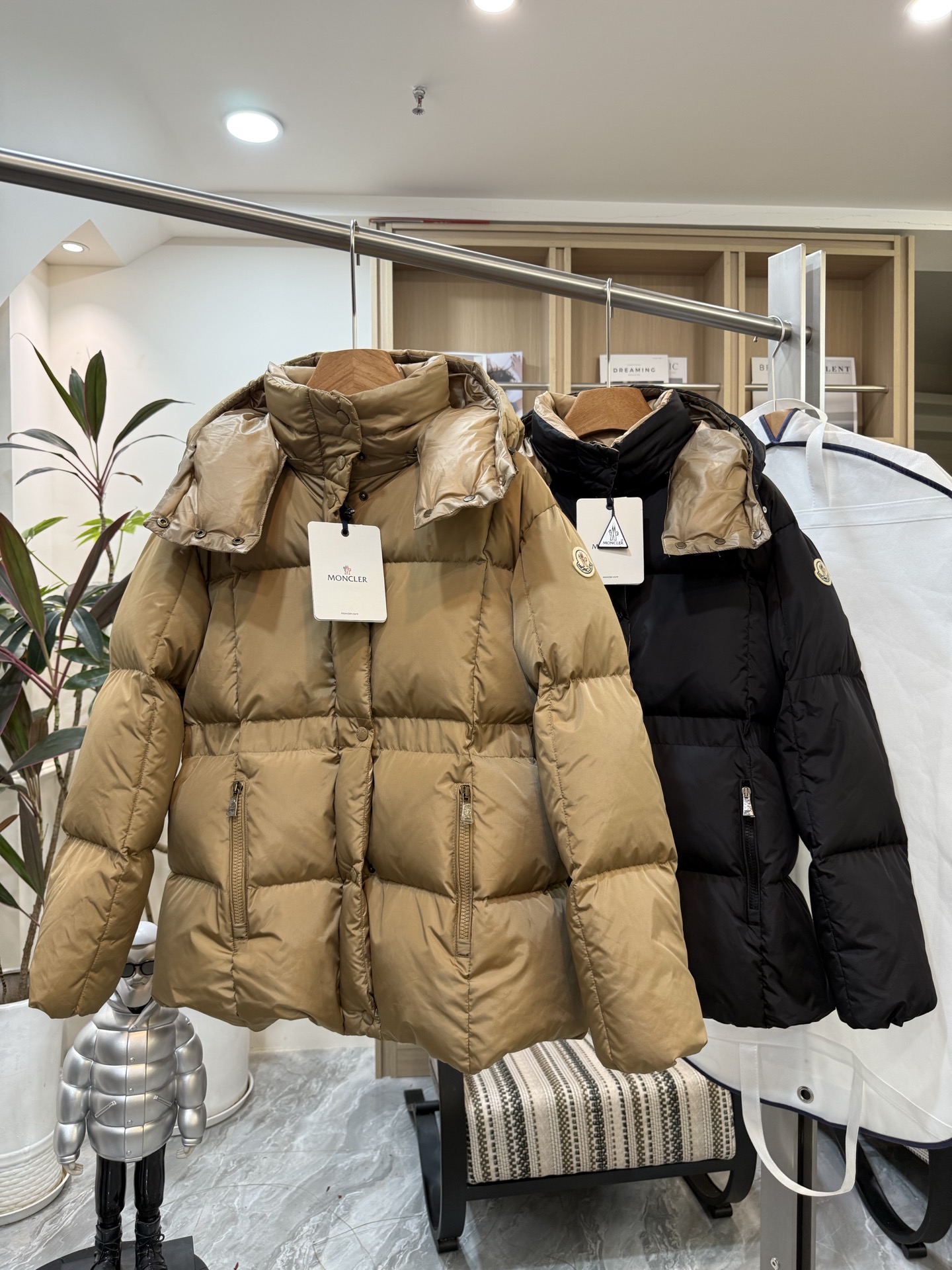 Agneux方形绗缝连帽短款羽绒夹克外套Agneux羽绒夹克融合保护性面料与精美纹理。短款版型，采用功能