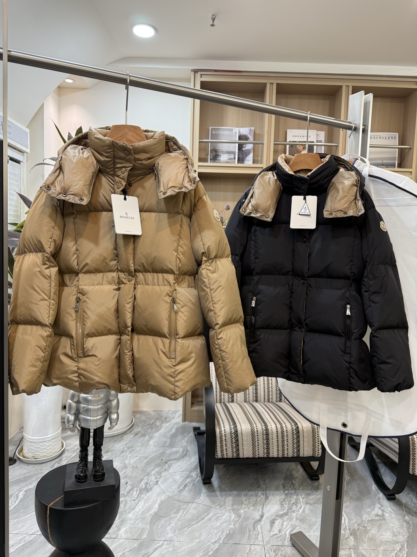 Agneux方形绗缝连帽短款羽绒夹克外套Agneux羽绒夹克融合保护性面料与精美纹理。短款版型，采用功能