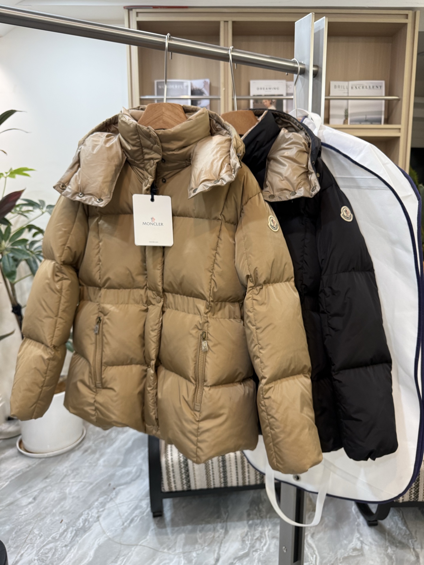 Agneux方形绗缝连帽短款羽绒夹克外套Agneux羽绒夹克融合保护性面料与精美纹理。短款版型，采用功能