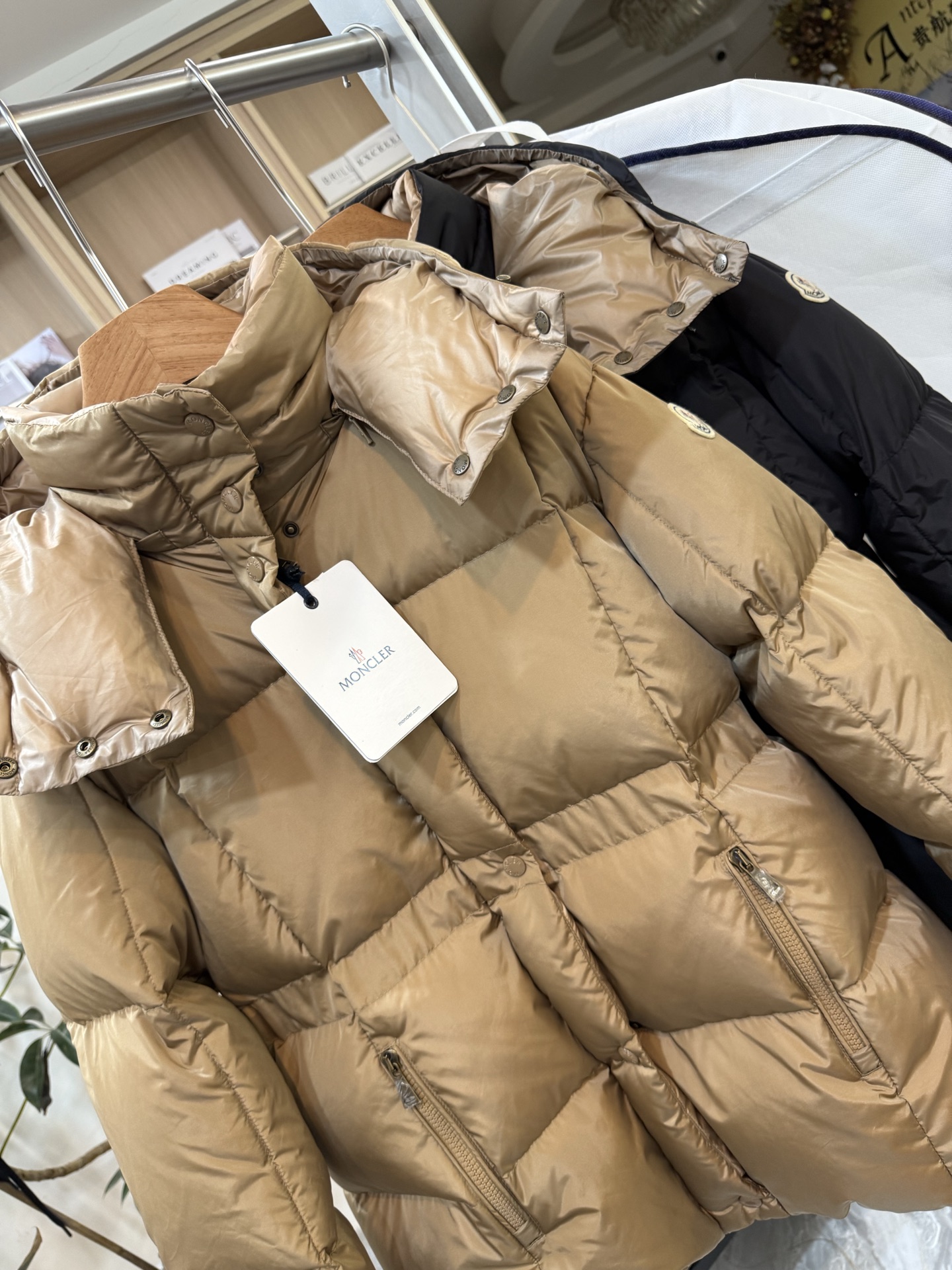 Agneux方形绗缝连帽短款羽绒夹克外套Agneux羽绒夹克融合保护性面料与精美纹理。短款版型，采用功能