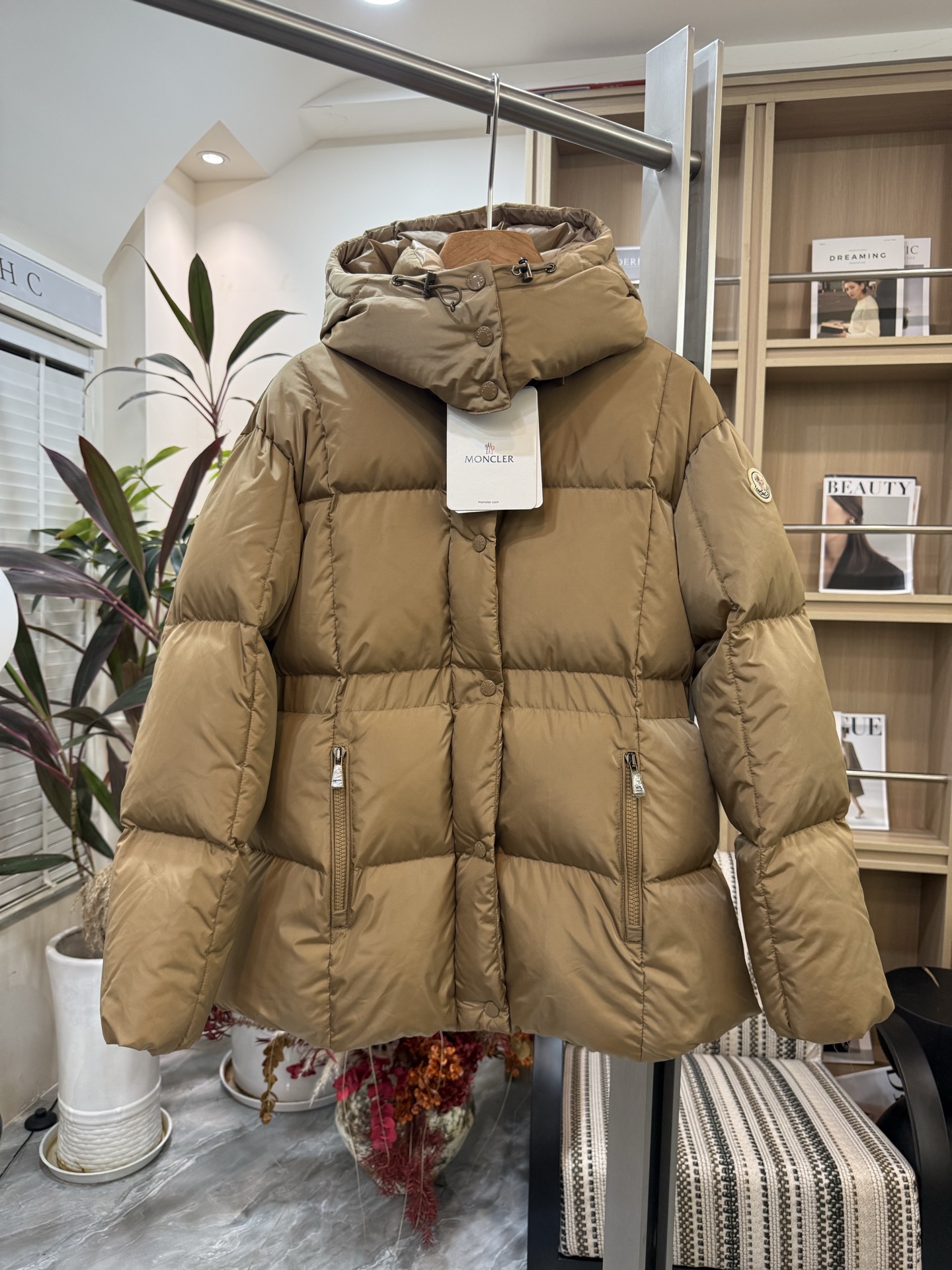 NO:575961,Agneux Square Quilted Hooded Short Down Jacket with Dust Bag The Agneux Down Jacket combines protective fabrics with sophisticated textures. Short fit in functional nylon with a lustrous satin finish. Cinched waist for a feminine silhouette. Made of nylon with Longuesaison lining and down filling. Removable adjustable hood with zipper and snap-button zipper pockets. Elastic waist.  Lining: nylon; Hood lining: nylon; Filling: goose down Down content: 90; excluding decoration Color black, khaki Code number 0123, jackets & coats, jackets & coats, down jacket, hats, alexander wang19860909配防尘袋Agneux方形绗缝连帽短款羽绒夹克外套 Agneux羽绒夹克融合保护性面料与精美纹理.短款版型,采用功能性尼龙面料制成,具有光泽的缎面效果.搭配收腰设计,勾勒柔美廓形.采用尼龙面料制成 Longuesaison衬里填充羽绒 可拆卸可调节兜帽拉链和按扣开合拉链口袋弹性腰部面料:锦纶; 里料:锦纶;兜帽里料: 锦纶;填充物:鹅绒 绒子含量:90;装饰除外 颜色黑色,卡其 码数0123,,jackets & coats,jackets & coats,down jacket,hats,alexander wang,Women's clothing