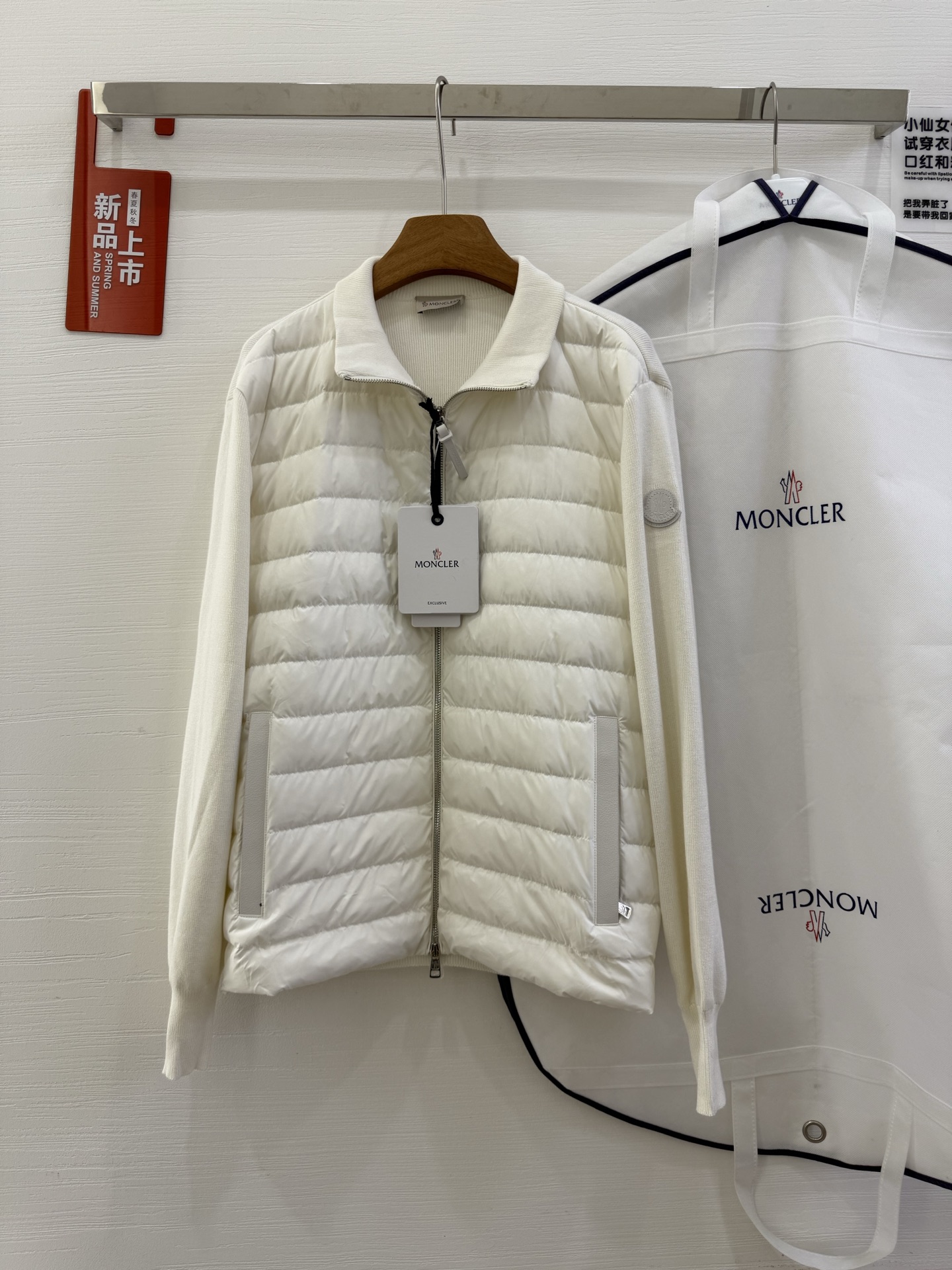 NO:550001,With dust bag 25-year stand-up collar zipper wool knitted splicing jacket single down!  The inner wear artifact in winter is a must-have item for early autumn. The twill quilted short waist-hugging style is versatile and not picky. The splicing design reduces age and is fashionable. The original customized national standard 90 white duck down filling!  Size S-M-L-Xl Color Black White, Jackets & coats,down jacket,alexander wang19860909配防尘袋25年立领拉链羊毛针织拼接夹克单羽绒！冬天的内搭神器早秋必备单品.斜纹绗缝短款收腰版型百搭不挑人.拼接设计减龄又时髦.原版定制国标90白鸭绒填充！ 尺码S-M-L-Xl 颜色黑色 白色,,jackets & coats,down jacket,alexander wang,Women's clothing