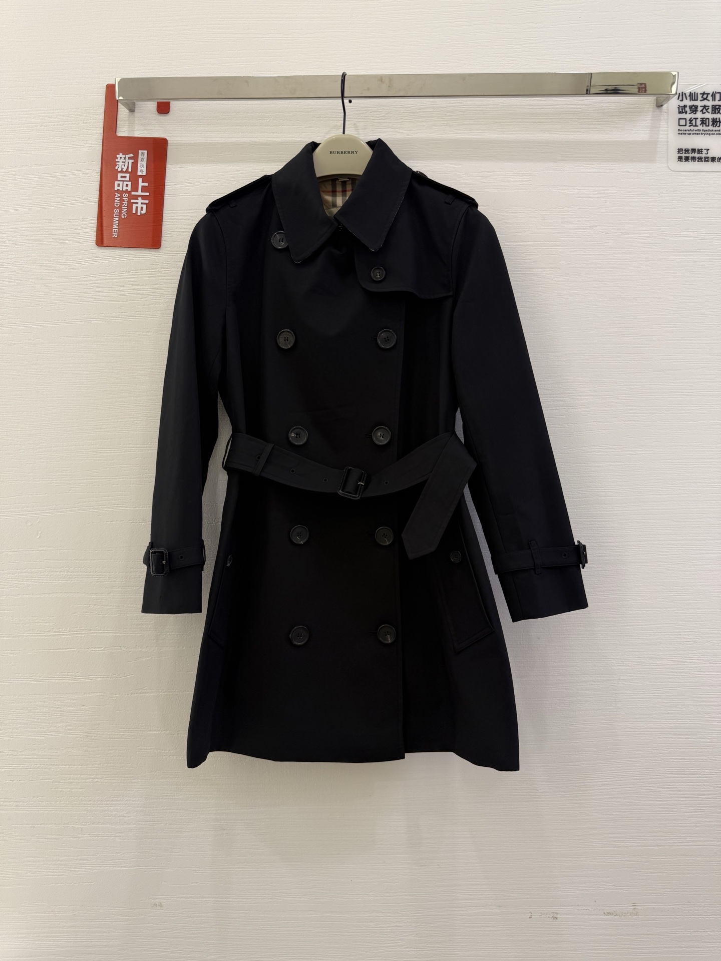 NO:550007,With dust bag Kensington short style (The  Kensington) carves a flowing poem of British style with a century of craftsmanship. The Kensington windbreaker is neat and slim-fitting and tailored like a tailor-made body, outlining elegant styles between the lines, blending classic aesthetics and modern styles in exquisite harmony. The iconic Gabadian fabric has the ability to resist wind and rain, and is also delicate and tough. Every touch is a quality telling of time. The details of the epaulette are engraved with brand glory, the belt is lightly tied and modern, and the lined plaids are looming, like the elegant secret words of a gentleman's heart. Whether it is walking on the misty streets of London, or the feast shining under the spotlight, they are flawless postures, allowing the wearer to transform into the British style coordinates of walking. Every step sways, they step into a classic echo that transcends time and space, and interpret the century-old aristocratic temperament and personality attitude in every move.  Short size 6-8-10-12,,alexander wang19860909配防尘袋肯辛顿短款（The Kensington）以百年匠心,雕琢英伦风尚的流动诗篇.肯辛顿风衣,利落修身剪裁仿若为身姿度身定制,于线条起伏间勾勒优雅风骨,将经典美学与现代格调精妙交融.标志性嘎巴甸面料,既具抵御风雨之能,又兼细腻坚韧之质,每一次触碰,皆是时光淬炼的品质诉说.肩章细节镌刻品牌荣耀,腰带轻束收放摩登姿态,内衬格纹若隐若现,如绅士心底的优雅密语.无论是漫步伦敦雾霭街巷,亦或闪耀聚光灯下的盛宴,皆以无瑕之姿,让穿着者化身为行走的英伦风尚坐标,每一步摇曳,皆踏出跨越时空的经典回响,将百年贵族气质与个性态度,尽释于举手投足之间. 短款 size 6-8-10-12,,alexander wang,Women's clothing