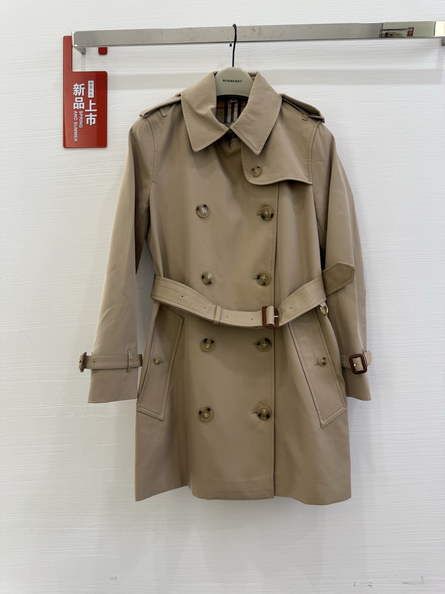 NO:550015,With dust bag Kensington short style (The  Kensington) carves a flowing poem of British style with a century of craftsmanship. The Kensington windbreaker is neat and slim-fitting and tailored like a tailor-made body, outlining elegant styles between the lines, blending classic aesthetics and modern styles in exquisite harmony. The iconic Gabadian fabric has the ability to resist wind and rain, and is also delicate and tough. Every touch is a quality telling of time. The details of the epaulette are engraved with brand glory, the belt is lightly tied and modern, and the lined plaids are looming, like the elegant secret words of a gentleman's heart. Whether it is walking on the misty streets of London, or the feast shining under the spotlight, they are flawless postures, allowing the wearer to transform into the British style coordinates of walking. Every step sways, they step into a classic echo that transcends time and space, and interpret the century-old aristocratic temperament and personality attitude in every move.  Short size 6-8-10-12,,alexander wang19860909配防尘袋肯辛顿短款（The Kensington）以百年匠心,雕琢英伦风尚的流动诗篇.肯辛顿风衣,利落修身剪裁仿若为身姿度身定制,于线条起伏间勾勒优雅风骨,将经典美学与现代格调精妙交融.标志性嘎巴甸面料,既具抵御风雨之能,又兼细腻坚韧之质,每一次触碰,皆是时光淬炼的品质诉说.肩章细节镌刻品牌荣耀,腰带轻束收放摩登姿态,内衬格纹若隐若现,如绅士心底的优雅密语.无论是漫步伦敦雾霭街巷,亦或闪耀聚光灯下的盛宴,皆以无瑕之姿,让穿着者化身为行走的英伦风尚坐标,每一步摇曳,皆踏出跨越时空的经典回响,将百年贵族气质与个性态度,尽释于举手投足之间. 短款 size 6-8-10-12,,alexander wang,Women's clothing