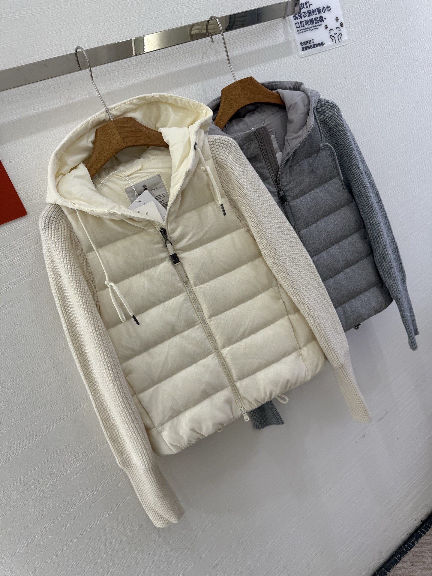 ❤️‍🔥❤️‍🔥❤️‍🔥上新意大利高奢BC羊绒混纺针织拼接袖白鹅绒轻薄连帽拉链羽绒服，哑光防水尼龙衣身与