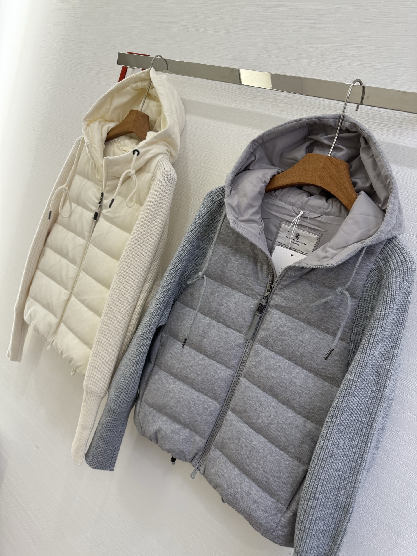 ❤️‍🔥❤️‍🔥❤️‍🔥上新意大利高奢BC羊绒混纺针织拼接袖白鹅绒轻薄连帽拉链羽绒服，哑光防水尼龙衣身与