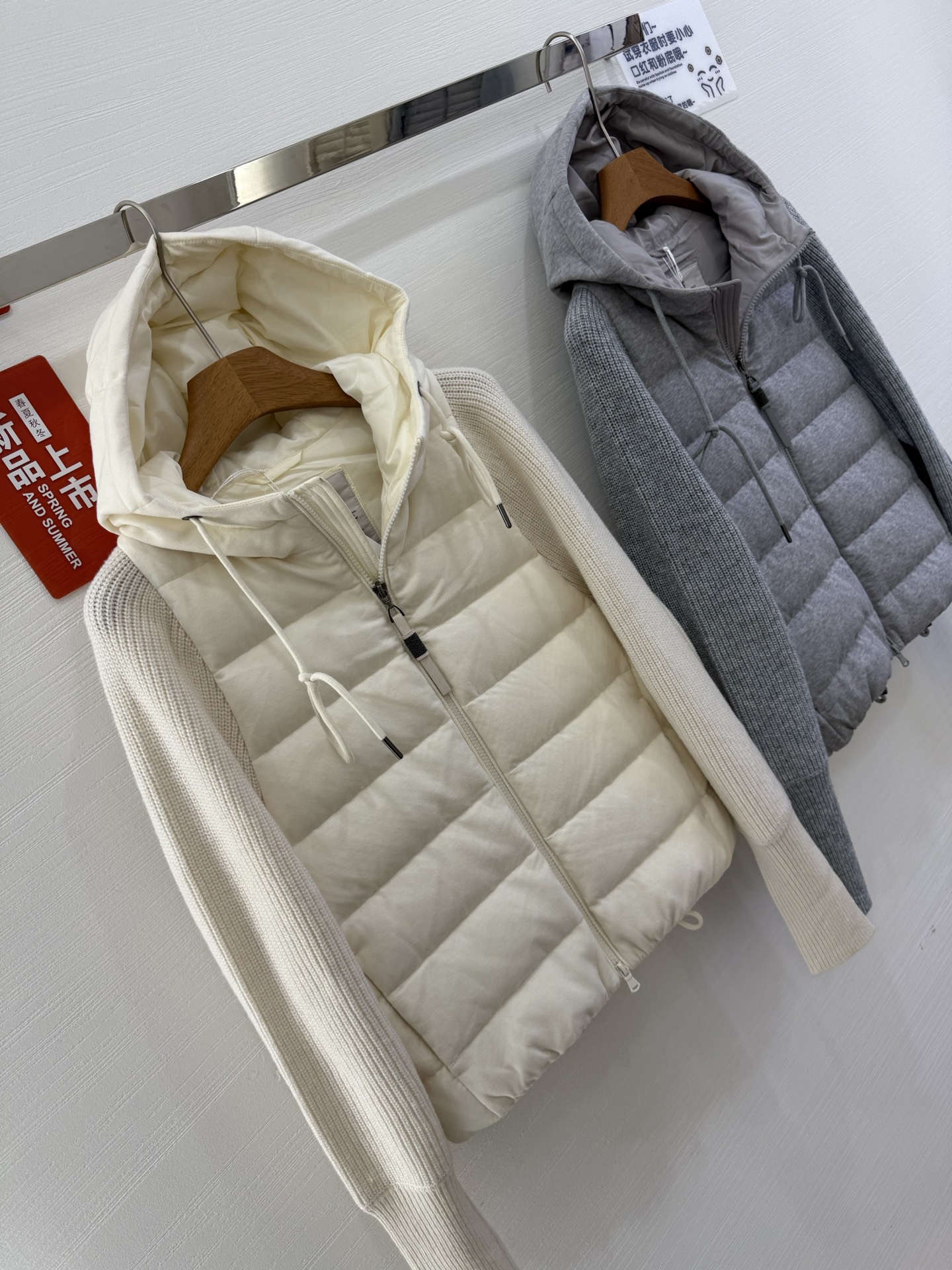 ❤️‍🔥❤️‍🔥❤️‍🔥上新意大利高奢BC羊绒混纺针织拼接袖白鹅绒轻薄连帽拉链羽绒服，哑光防水尼龙衣身与