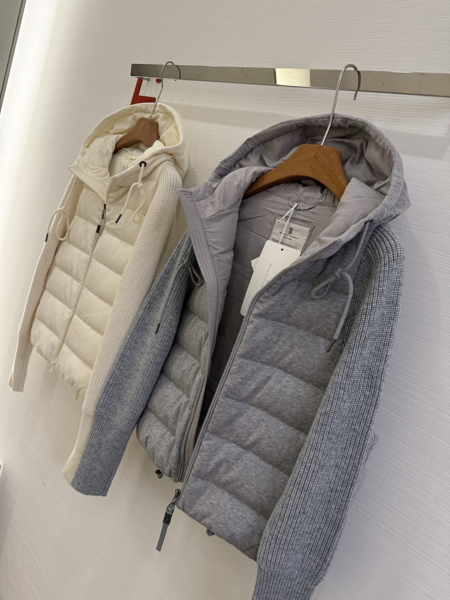 ❤️‍🔥❤️‍🔥❤️‍🔥上新意大利高奢BC羊绒混纺针织拼接袖白鹅绒轻薄连帽拉链羽绒服，哑光防水尼龙衣身与