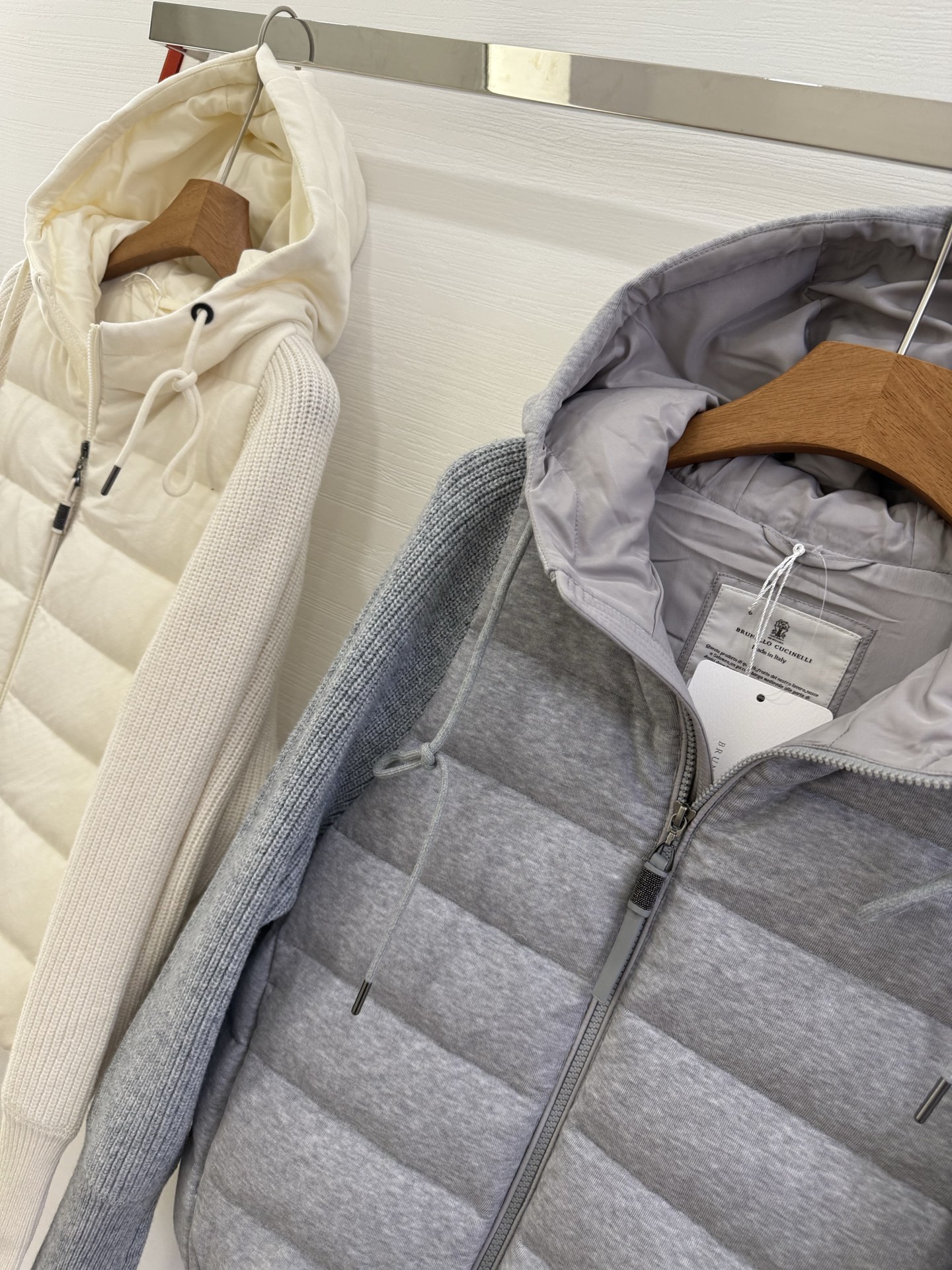 ❤️‍🔥❤️‍🔥❤️‍🔥上新意大利高奢BC羊绒混纺针织拼接袖白鹅绒轻薄连帽拉链羽绒服，哑光防水尼龙衣身与