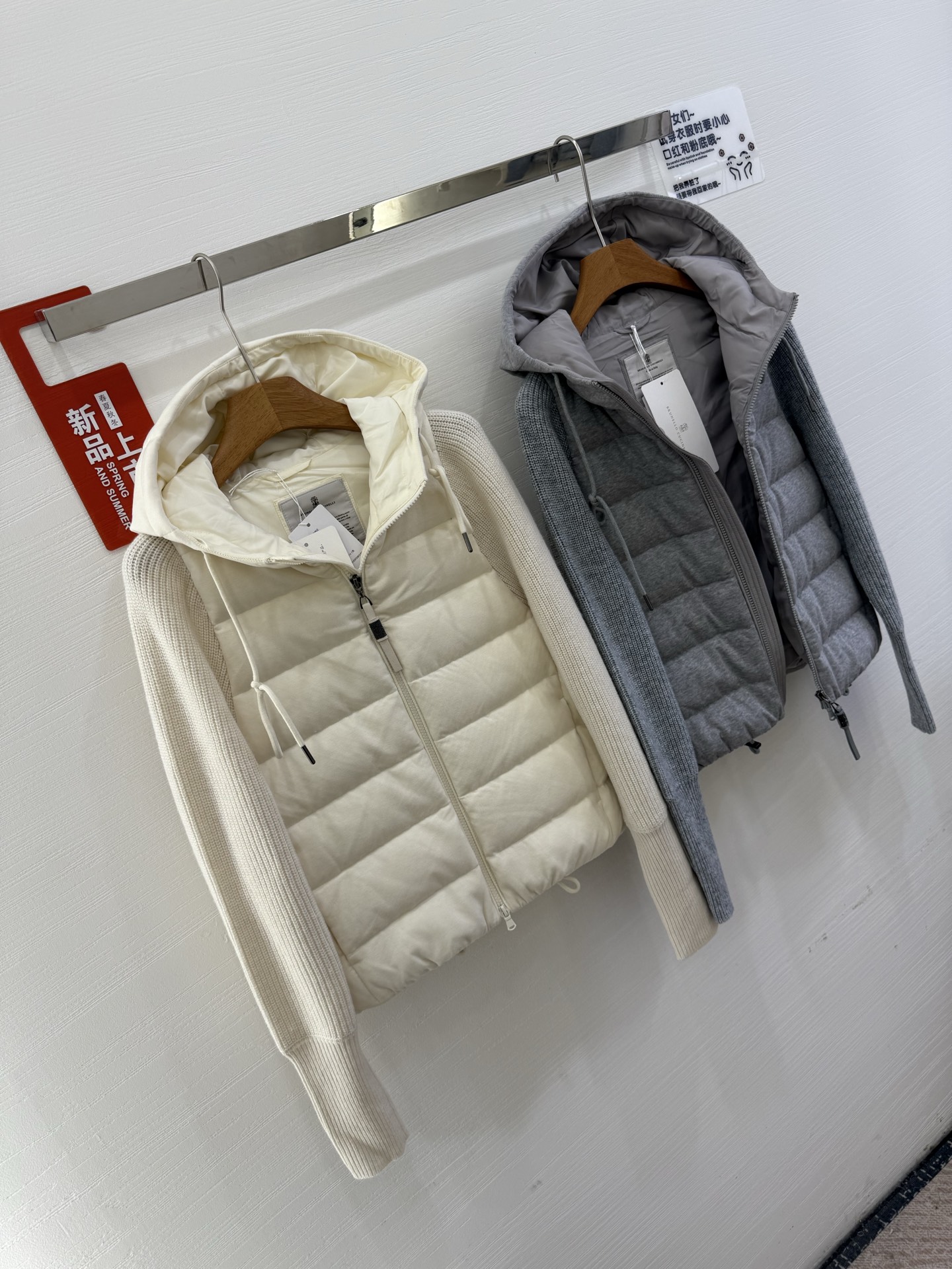 ❤️‍🔥❤️‍🔥❤️‍🔥上新意大利高奢BC羊绒混纺针织拼接袖白鹅绒轻薄连帽拉链羽绒服，哑光防水尼龙衣身与