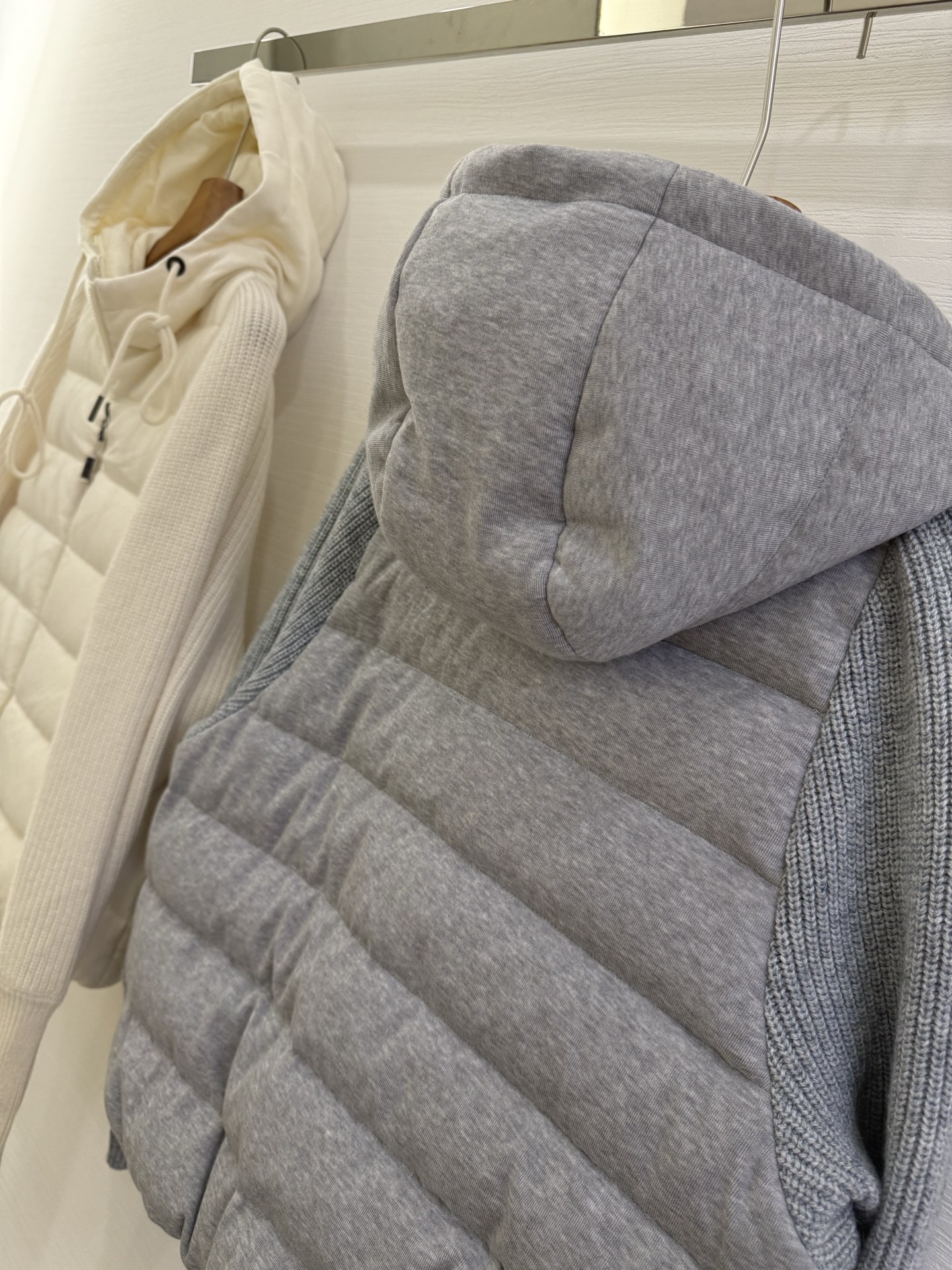 ❤️‍🔥❤️‍🔥❤️‍🔥上新意大利高奢BC羊绒混纺针织拼接袖白鹅绒轻薄连帽拉链羽绒服，哑光防水尼龙衣身与