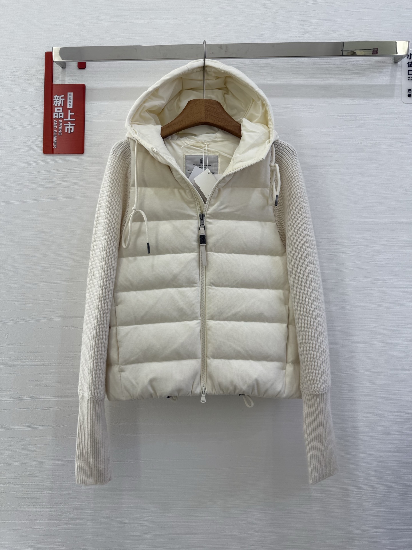 NO:550025,New with dust bag Italian high-luxury BC cashmere blended knitted spliced ​​sleeves white goose-velvet thin hooded zipper down jacket, matte waterproof nylon body and super soft wool cashmere mulberry silk-blend knitted sleeves, the down part is white goose-filled lightweight warm and not bloated practical hood with drawstring adds comfort to the jacket, the pavé beaded pull tab on the open-clad zipper jumps out of the shize brilliance, casual and versatile. Early autumn is used as a base in winter and it is another style to switch. Model number BC knitted Size 36 38 40 42 Color gray beige,,jackets & coats,down jacket,hats,alexander wang19860909配防尘袋上新 意大利高奢BC羊绒混纺针织拼接袖白鹅绒轻薄连帽拉链羽绒服,哑光防水尼龙衣身与超柔软的初剪羊毛羊绒桑蚕丝混纺针织衣袖组合,羽绒部分为白鹅绒填充轻便保暖不臃肿带抽绳的实用兜帽为外套多了一份舒适感,开襟拉链上的密镶镶珠拉片在行中跳跃出泽泽光辉,休闲百搭 初秋当外套冬天可以当打底穿在大衣里又是另一种风格切换. 款号bc针织 尺码36 38 40 42 颜色灰色 米色,,jackets & coats,down jacket,hats,alexander wang,Women's clothing