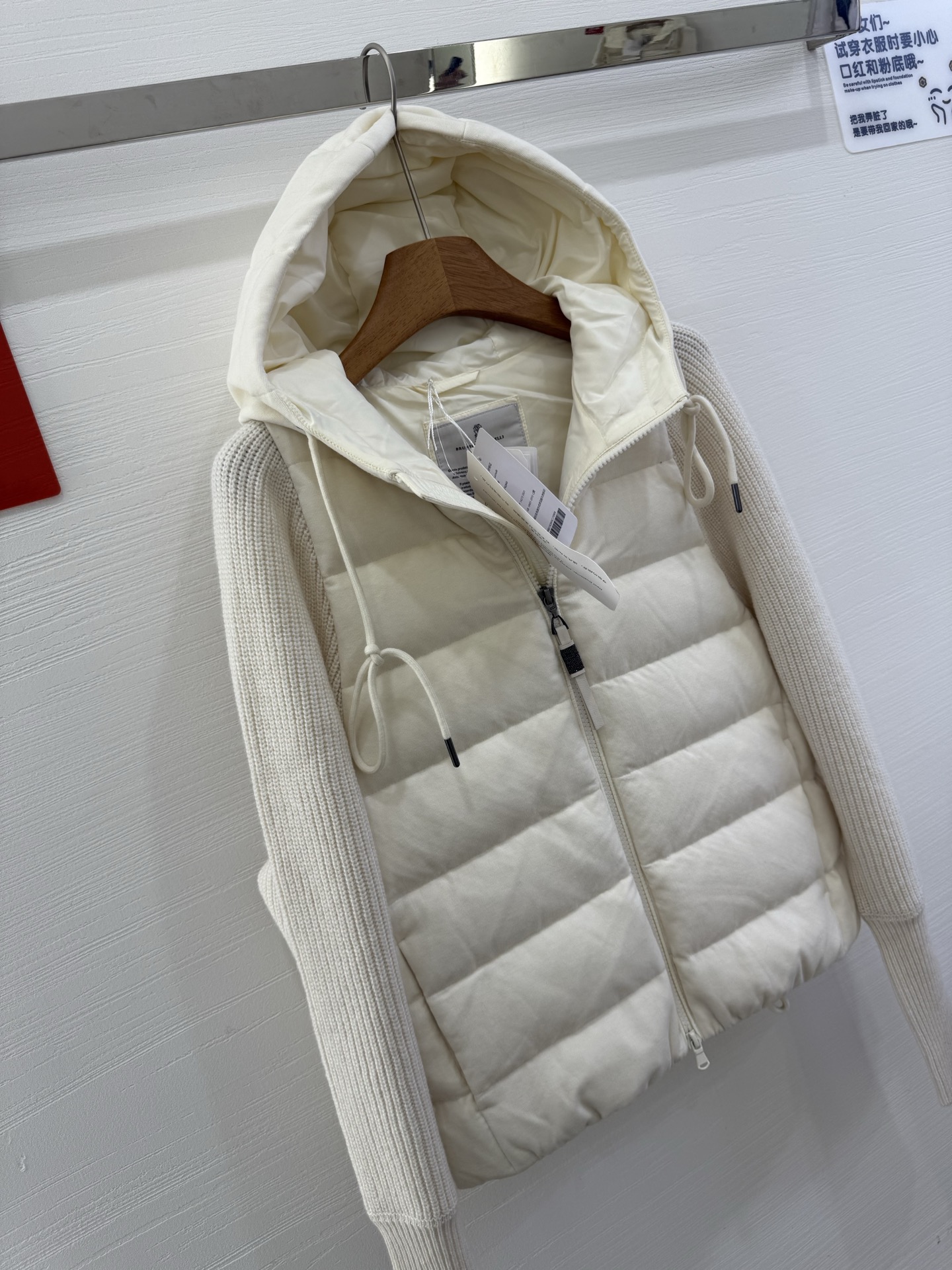 ❤️‍🔥❤️‍🔥❤️‍🔥上新意大利高奢BC羊绒混纺针织拼接袖白鹅绒轻薄连帽拉链羽绒服，哑光防水尼龙衣身与