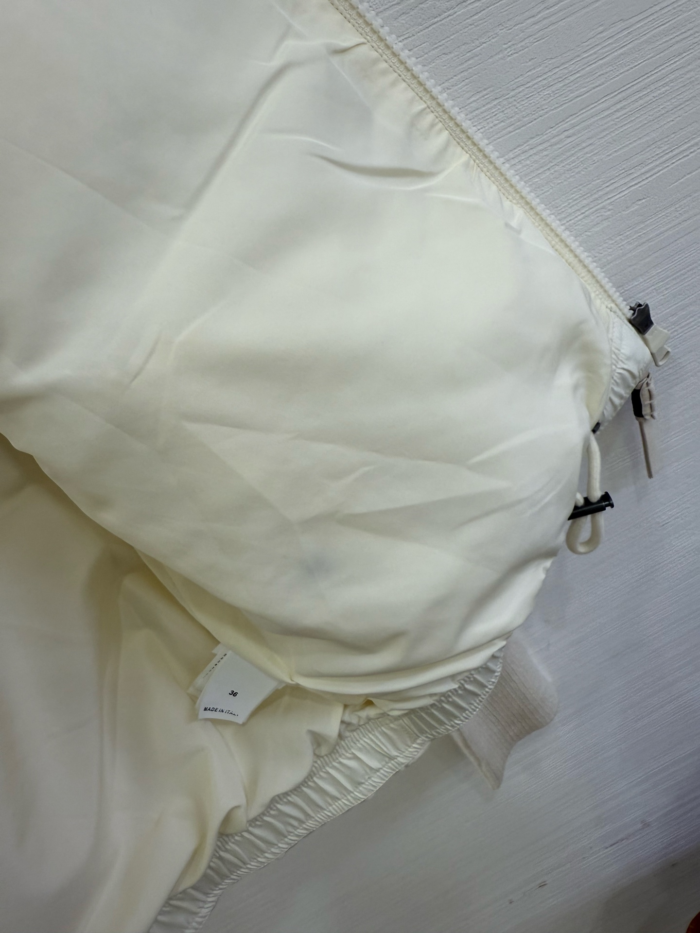 ❤️‍🔥❤️‍🔥❤️‍🔥上新意大利高奢BC羊绒混纺针织拼接袖白鹅绒轻薄连帽拉链羽绒服，哑光防水尼龙衣身与