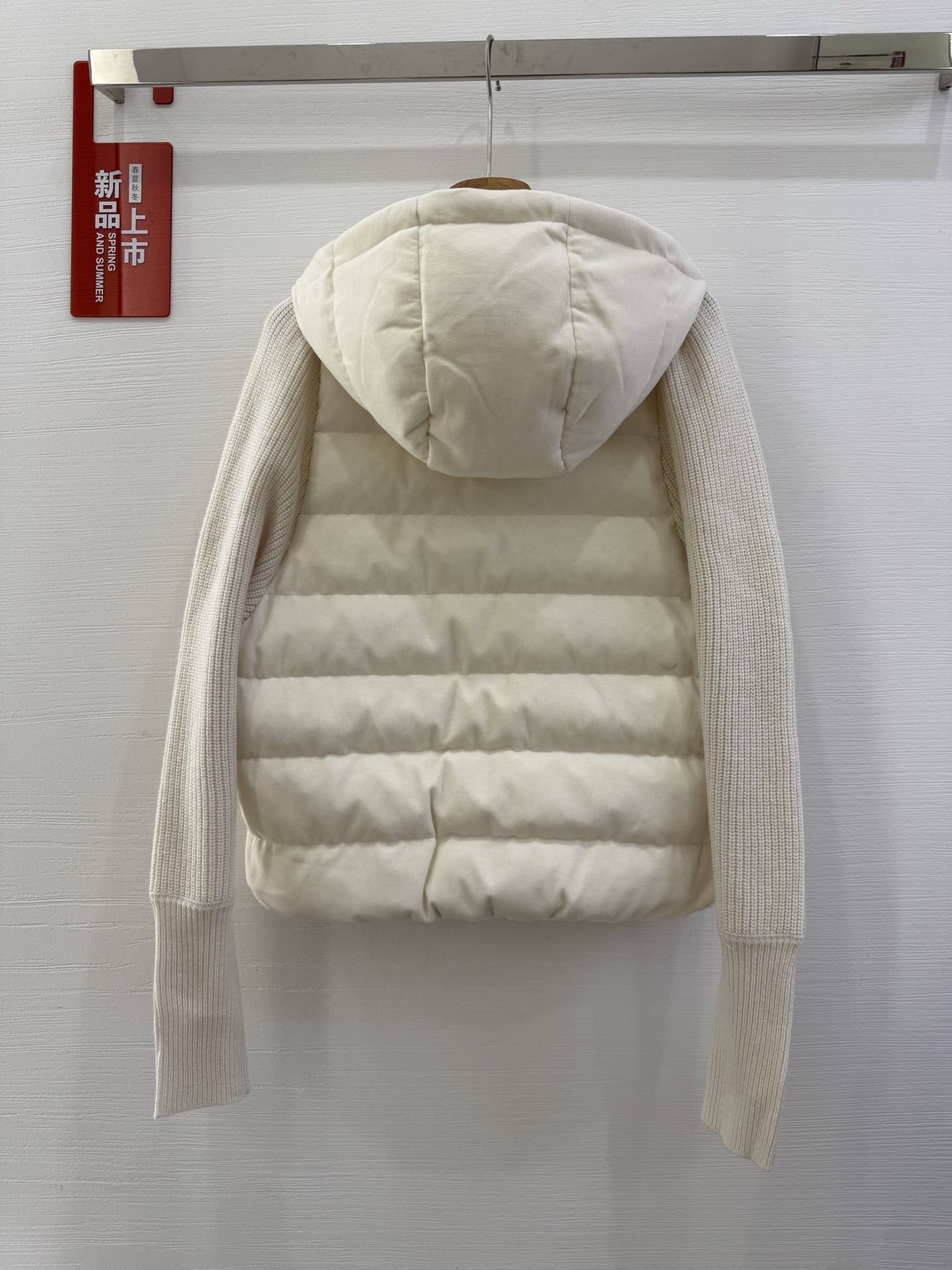 ❤️‍🔥❤️‍🔥❤️‍🔥上新意大利高奢BC羊绒混纺针织拼接袖白鹅绒轻薄连帽拉链羽绒服，哑光防水尼龙衣身与