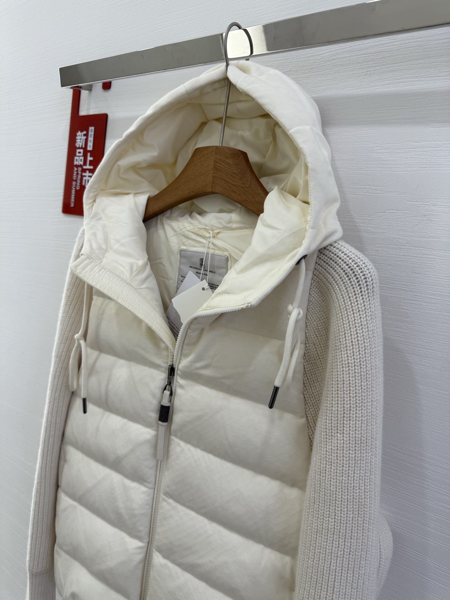 ❤️‍🔥❤️‍🔥❤️‍🔥上新意大利高奢BC羊绒混纺针织拼接袖白鹅绒轻薄连帽拉链羽绒服，哑光防水尼龙衣身与