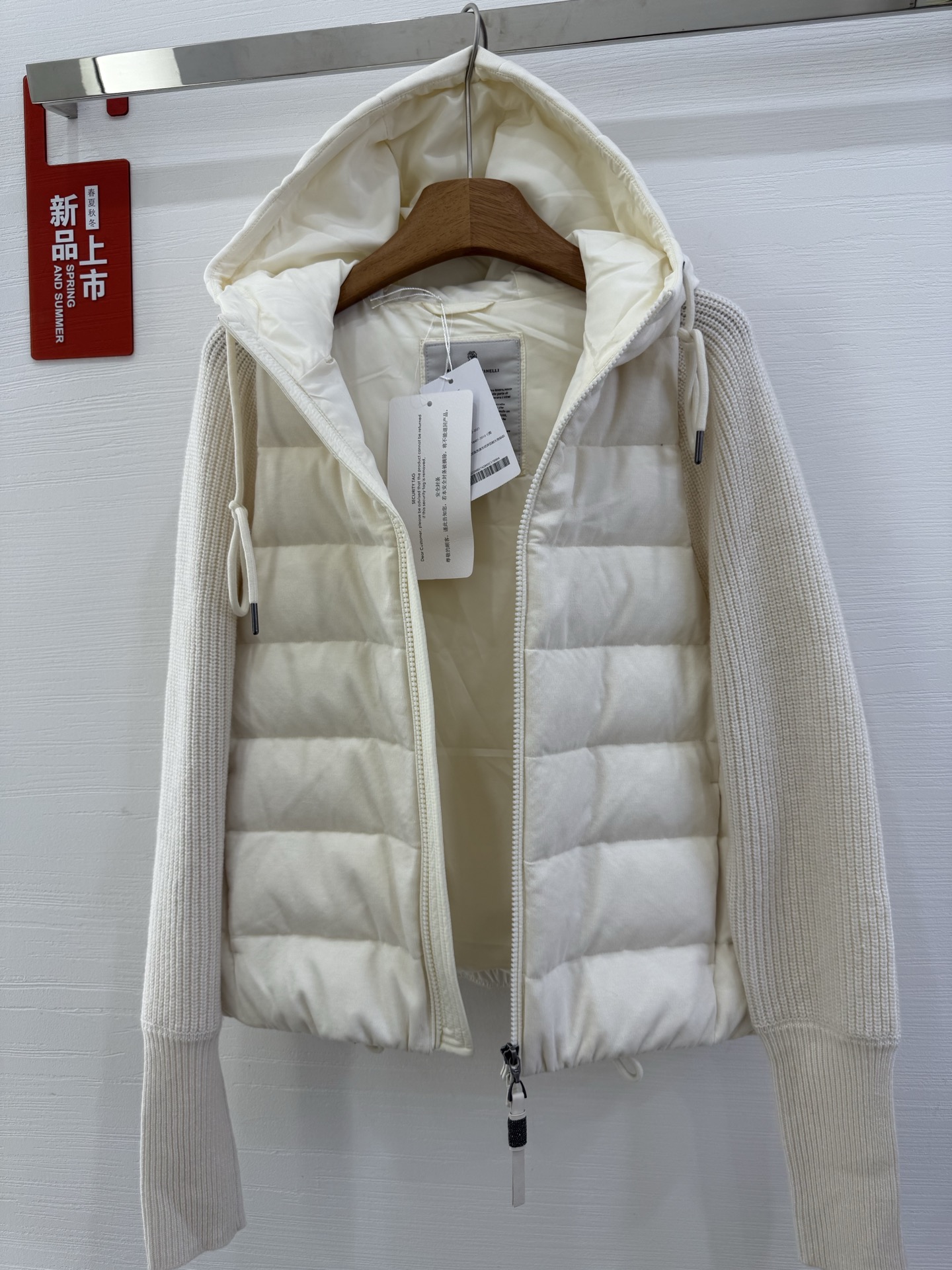 ❤️‍🔥❤️‍🔥❤️‍🔥上新意大利高奢BC羊绒混纺针织拼接袖白鹅绒轻薄连帽拉链羽绒服，哑光防水尼龙衣身与