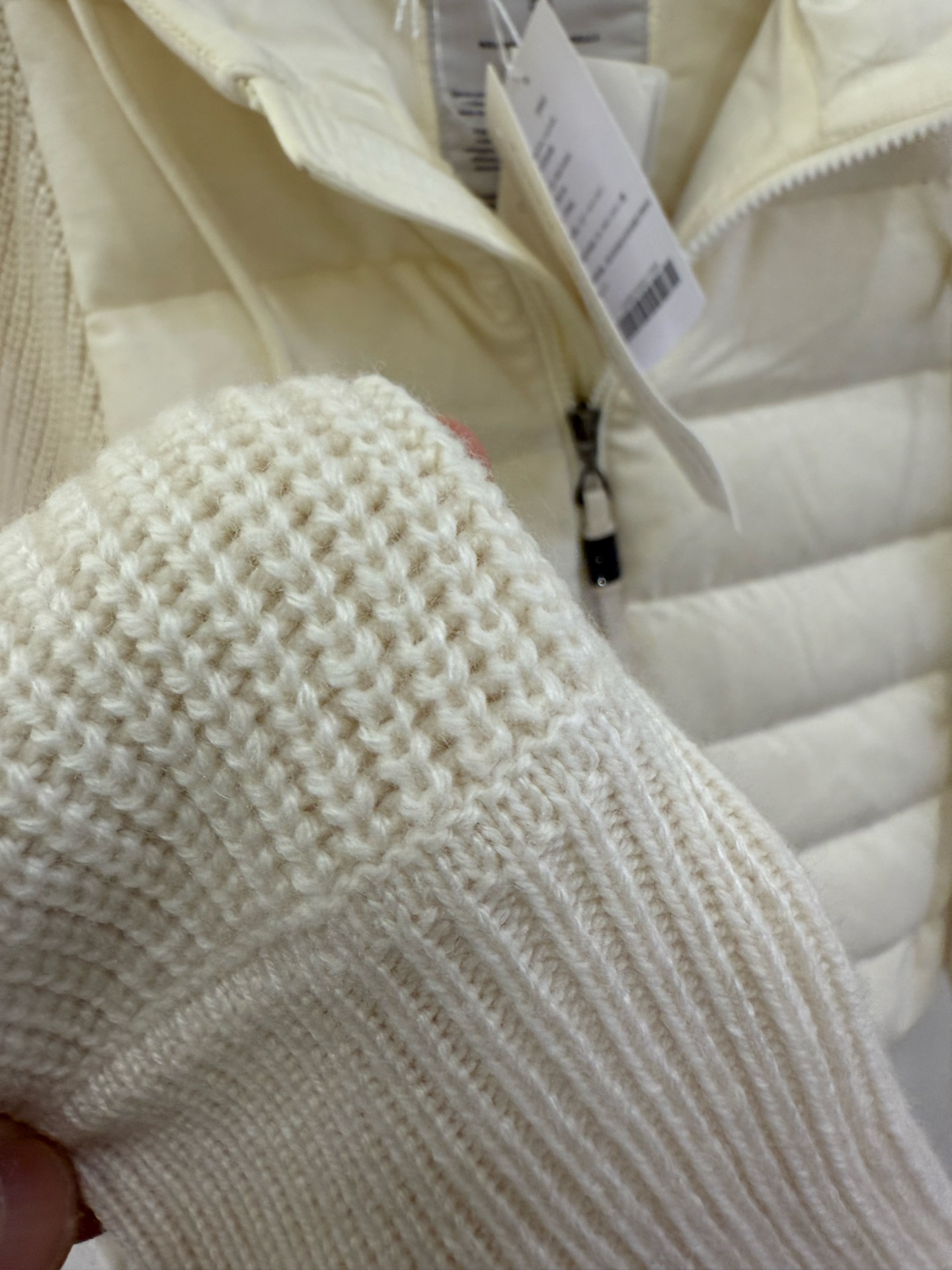 ❤️‍🔥❤️‍🔥❤️‍🔥上新意大利高奢BC羊绒混纺针织拼接袖白鹅绒轻薄连帽拉链羽绒服，哑光防水尼龙衣身与