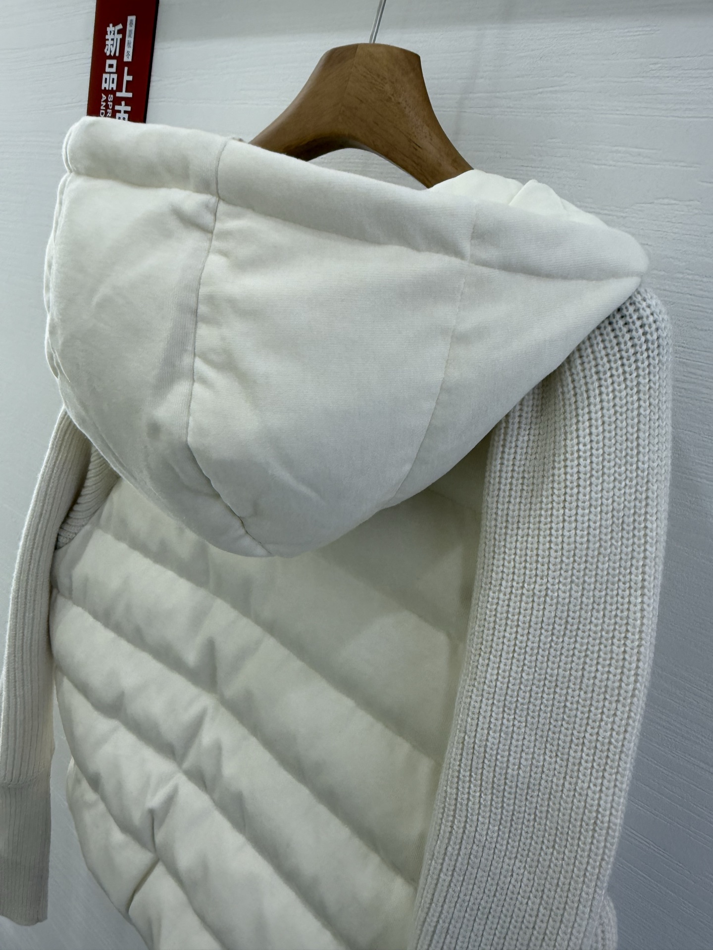 ❤️‍🔥❤️‍🔥❤️‍🔥上新意大利高奢BC羊绒混纺针织拼接袖白鹅绒轻薄连帽拉链羽绒服，哑光防水尼龙衣身与