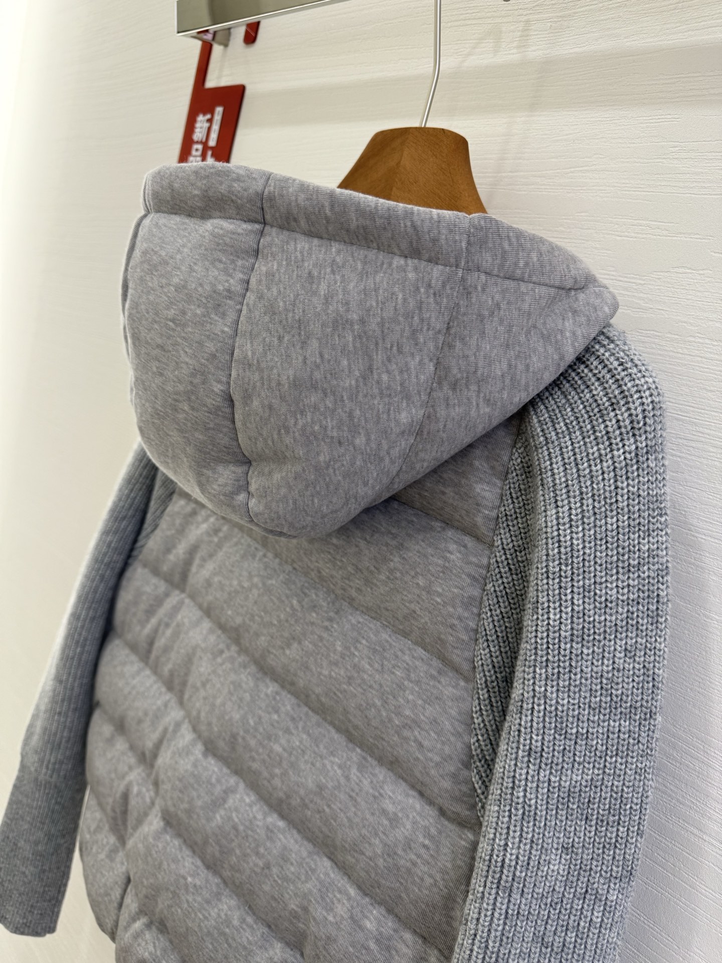 ❤️‍🔥❤️‍🔥❤️‍🔥上新意大利高奢BC羊绒混纺针织拼接袖白鹅绒轻薄连帽拉链羽绒服，哑光防水尼龙衣身与