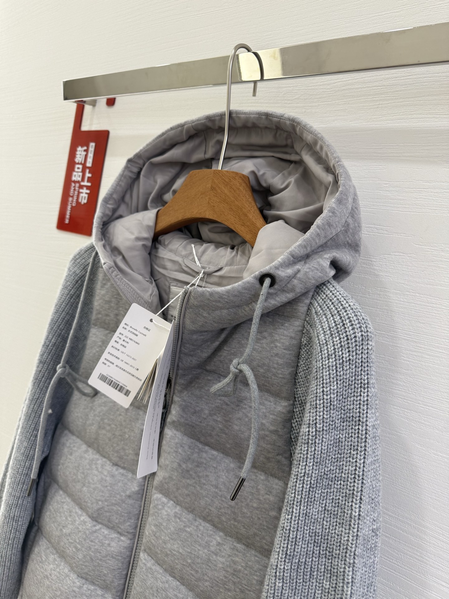 ❤️‍🔥❤️‍🔥❤️‍🔥上新意大利高奢BC羊绒混纺针织拼接袖白鹅绒轻薄连帽拉链羽绒服，哑光防水尼龙衣身与