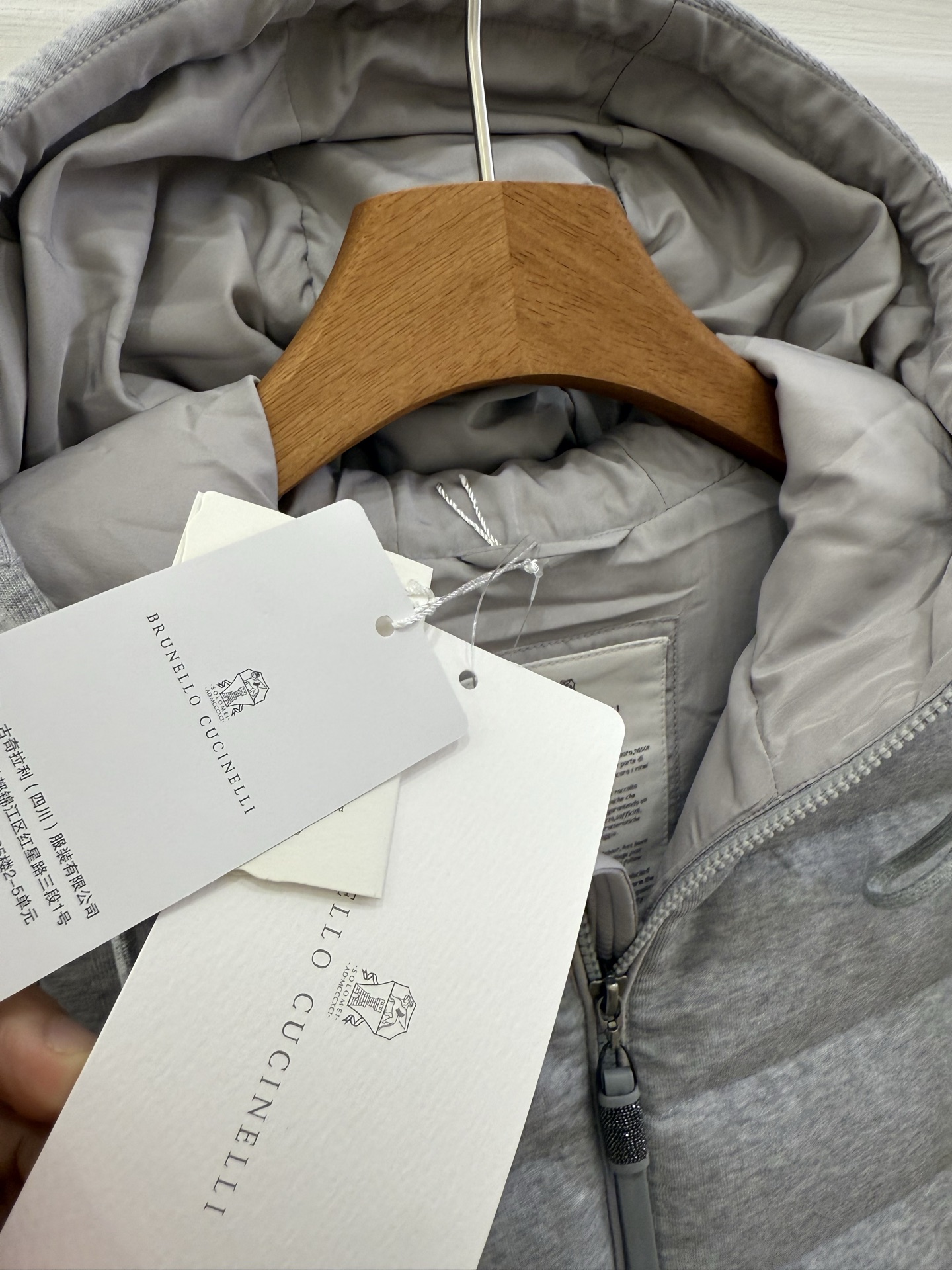 ❤️‍🔥❤️‍🔥❤️‍🔥上新意大利高奢BC羊绒混纺针织拼接袖白鹅绒轻薄连帽拉链羽绒服，哑光防水尼龙衣身与