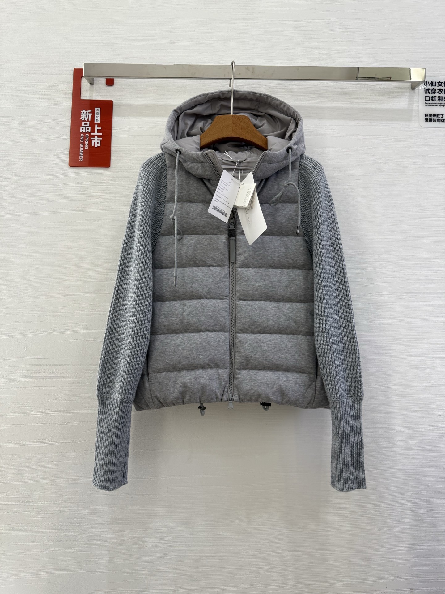 NO:549993,New with dust bag Italian high-luxury BC cashmere blended knitted spliced ​​sleeves white goose-velvet thin hooded zipper down jacket, matte waterproof nylon body and super soft wool cashmere mulberry silk-blend knitted sleeves, the down part is white goose-filled lightweight warm and not bloated practical hood with drawstring adds comfort to the jacket, the pavé beaded pull tab on the open-clad zipper jumps out of the shize brilliance, casual and versatile. Early autumn is used as a base in winter and it is another style to switch. Model number BC knitted Size 36 38 40 42 Color gray beige,,jackets & coats,down jacket,hats,alexander wang19860909配防尘袋上新 意大利高奢BC羊绒混纺针织拼接袖白鹅绒轻薄连帽拉链羽绒服,哑光防水尼龙衣身与超柔软的初剪羊毛羊绒桑蚕丝混纺针织衣袖组合,羽绒部分为白鹅绒填充轻便保暖不臃肿带抽绳的实用兜帽为外套多了一份舒适感,开襟拉链上的密镶镶珠拉片在行中跳跃出泽泽光辉,休闲百搭 初秋当外套冬天可以当打底穿在大衣里又是另一种风格切换. 款号bc针织 尺码36 38 40 42 颜色灰色 米色,,jackets & coats,down jacket,hats,alexander wang,Women's clothing