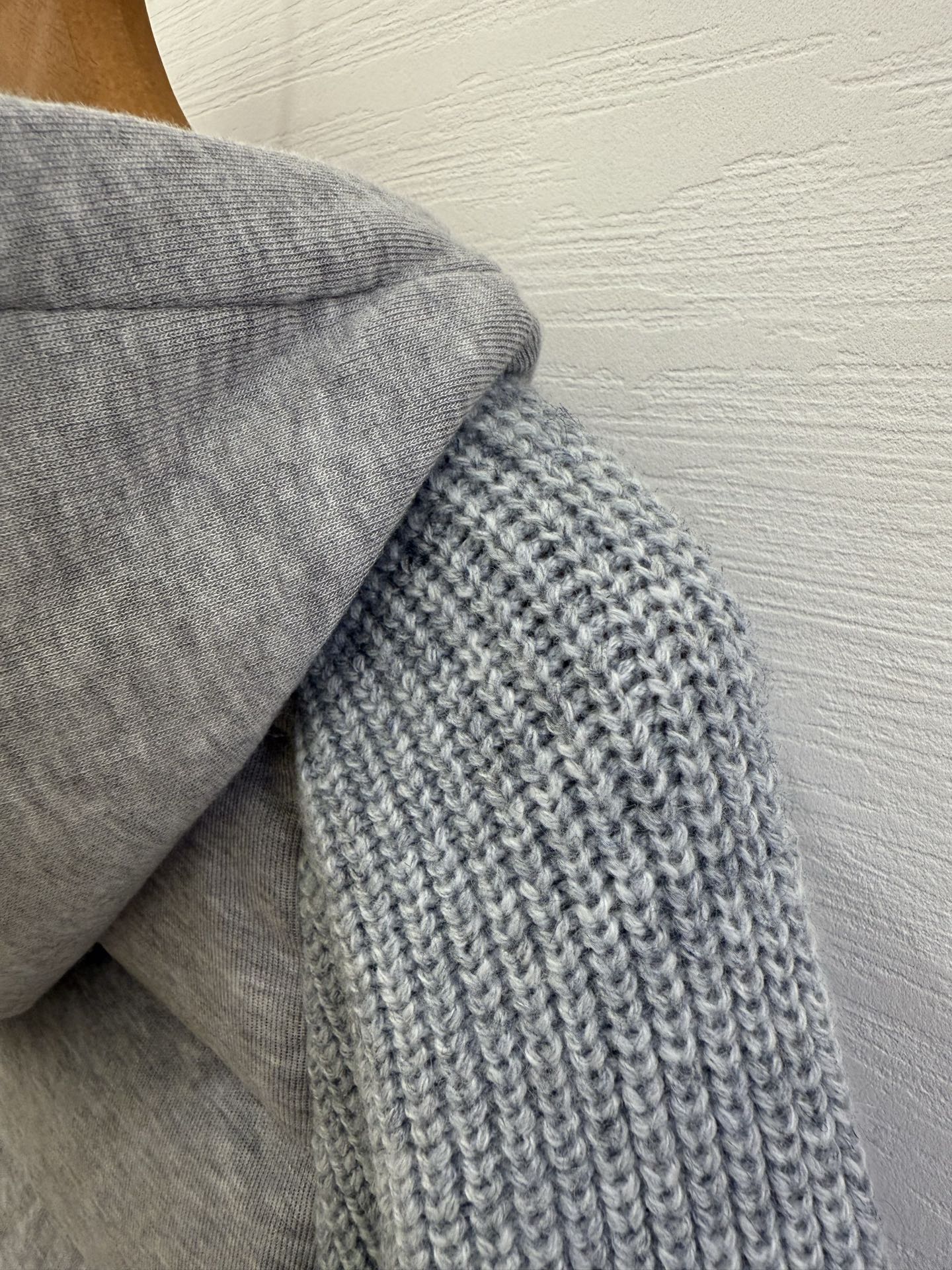 ❤️‍🔥❤️‍🔥❤️‍🔥上新意大利高奢BC羊绒混纺针织拼接袖白鹅绒轻薄连帽拉链羽绒服，哑光防水尼龙衣身与