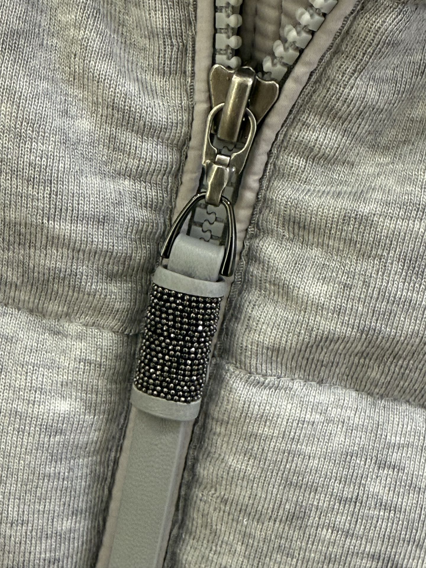 ❤️‍🔥❤️‍🔥❤️‍🔥上新意大利高奢BC羊绒混纺针织拼接袖白鹅绒轻薄连帽拉链羽绒服，哑光防水尼龙衣身与