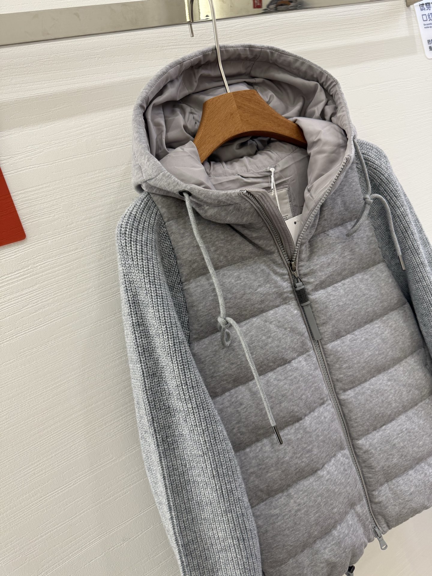 ❤️‍🔥❤️‍🔥❤️‍🔥上新意大利高奢BC羊绒混纺针织拼接袖白鹅绒轻薄连帽拉链羽绒服，哑光防水尼龙衣身与