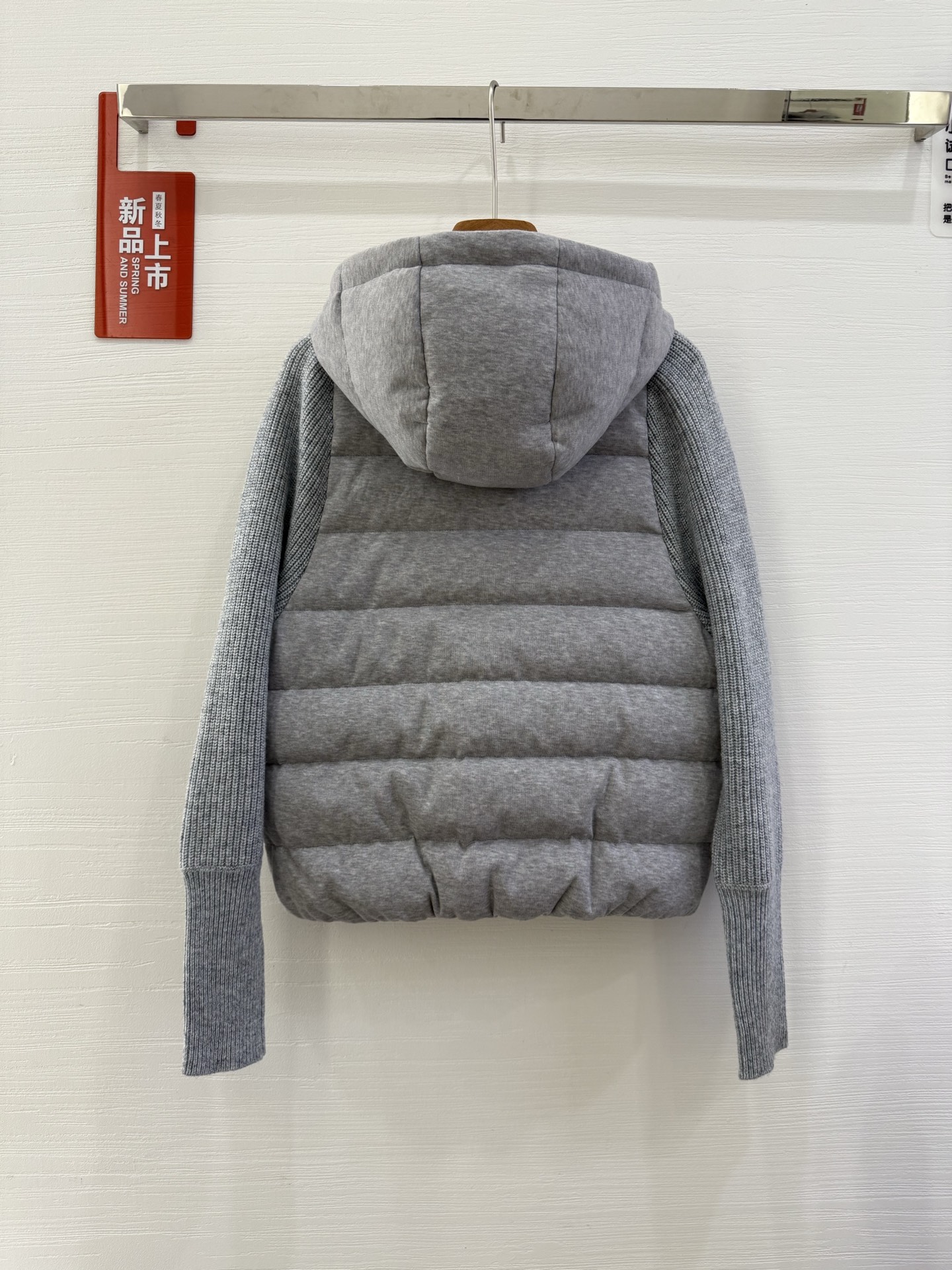 ❤️‍🔥❤️‍🔥❤️‍🔥上新意大利高奢BC羊绒混纺针织拼接袖白鹅绒轻薄连帽拉链羽绒服，哑光防水尼龙衣身与