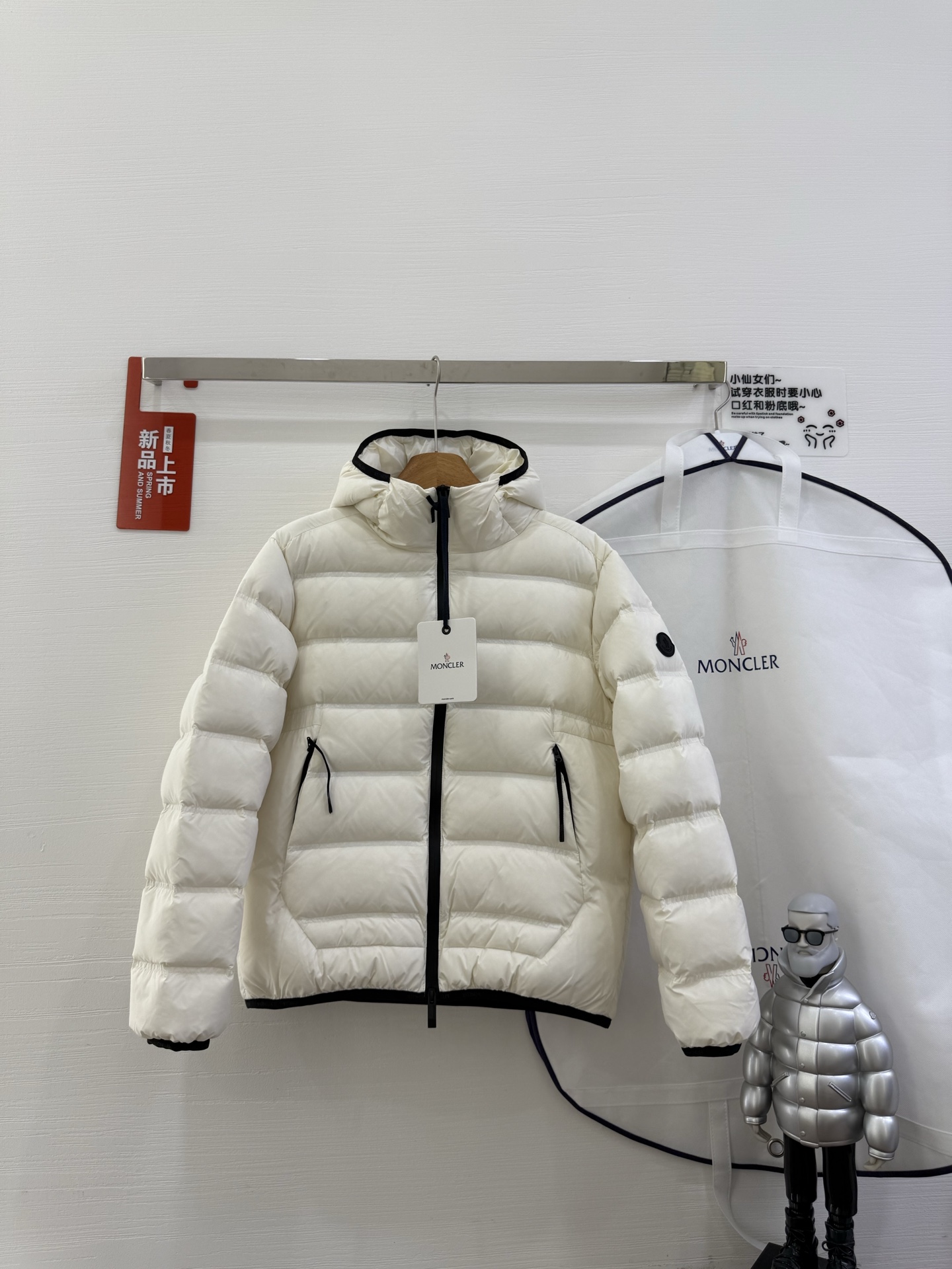 NO:560203,M*ncler Gardy Men's Hooded Short Down Jacket with Dust Bag Mouth Made of lightweight fabric with practical details, the Gardy Down Jacket is designed for adventures in and around the city. Made of nylon for a modern glossy finish Classic block quilting on the front and sleeves with a smooth back for warmth without being bulky. Finished with an innovative logo print that's reflective and easier to see in darker light  Double-layer fabric panel on the back, 90% down filling, adjustable hood, double-layer fabric on the back Zipper closure, zipper pockets, adjustable cuffs, elastic hem, reflective logo print, silicone logo patch Color white, black Code number 0123,,Moncler,Moncler,jackets & coats,jackets &   coats,down jacket,hats,alexander wang19860909配防尘袋蒙口M*ncler 盟可睐 Gardy 男士连帽短款羽绒夹克外套 Gardy羽绒夹克采用轻盈面料制成,搭配实用细节,专为城市内外的探险活动而设计.采用尼龙面料制成,演绎现代光泽饰面 正面和衣袖饰有经典方格块绗缝,配以光滑背面,保暖而不厚重.饰以创新标识印花,呈现反光效果,在较暗的光线下更容易被看到 背面设有双层织物嵌片,填充90羽绒,可调节兜帽,背面设有双层织物 拉链开合,拉链口袋,可调节袖口,弹性下摆,反光标识印花,硅胶标识贴片 颜色白色、黑色 码数0123,,Moncler,Moncler,jackets & coats,jackets & coats,down jacket,hats,alexander wang,Women's clothing